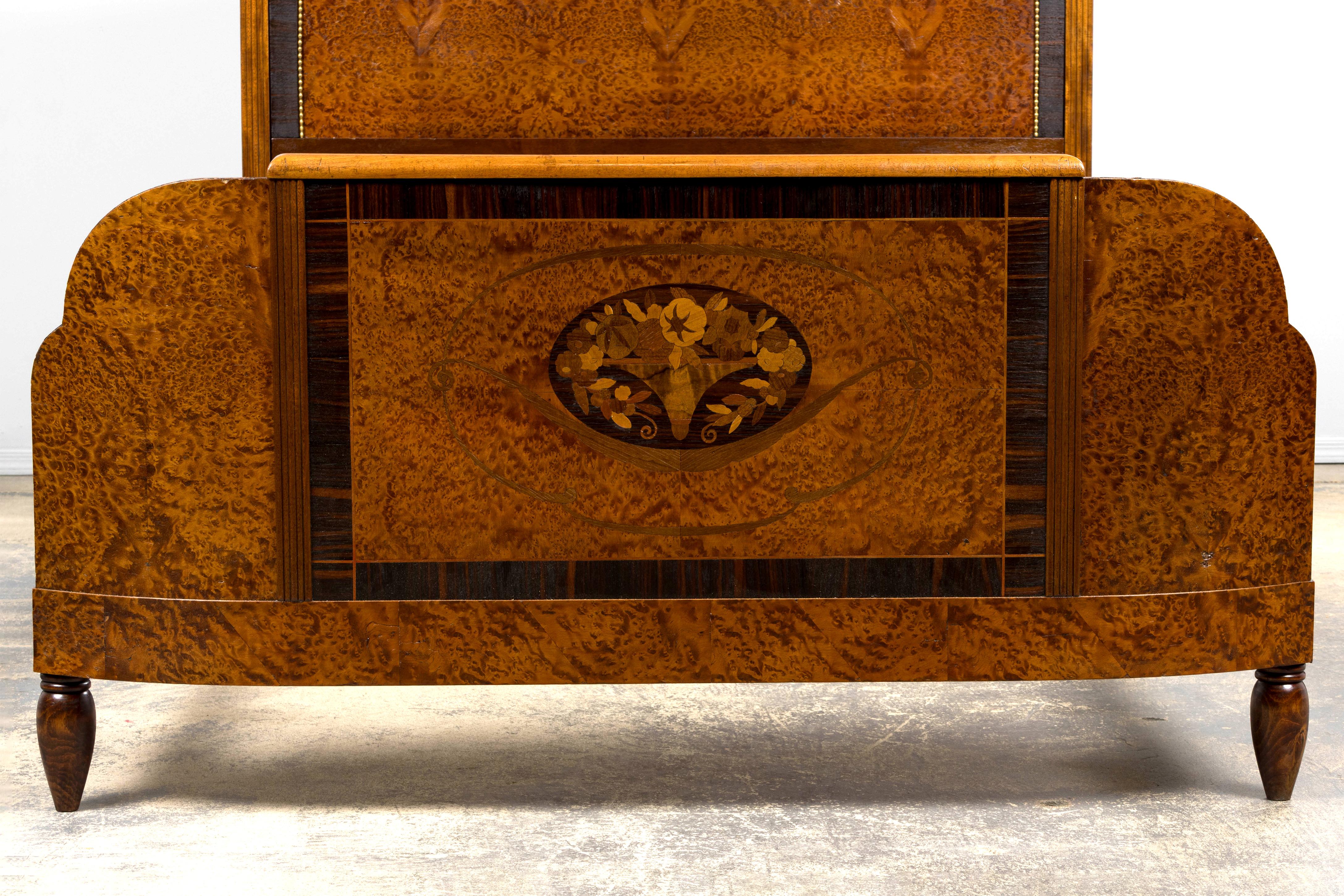 Cadre de lit Art déco français, datant du début du 20e siècle, provenant de Provence, France. Richement ouvragée avec des placages de ronce de noyer et des incrustations de marqueterie florale, cette pièce a été révisée structurellement et
