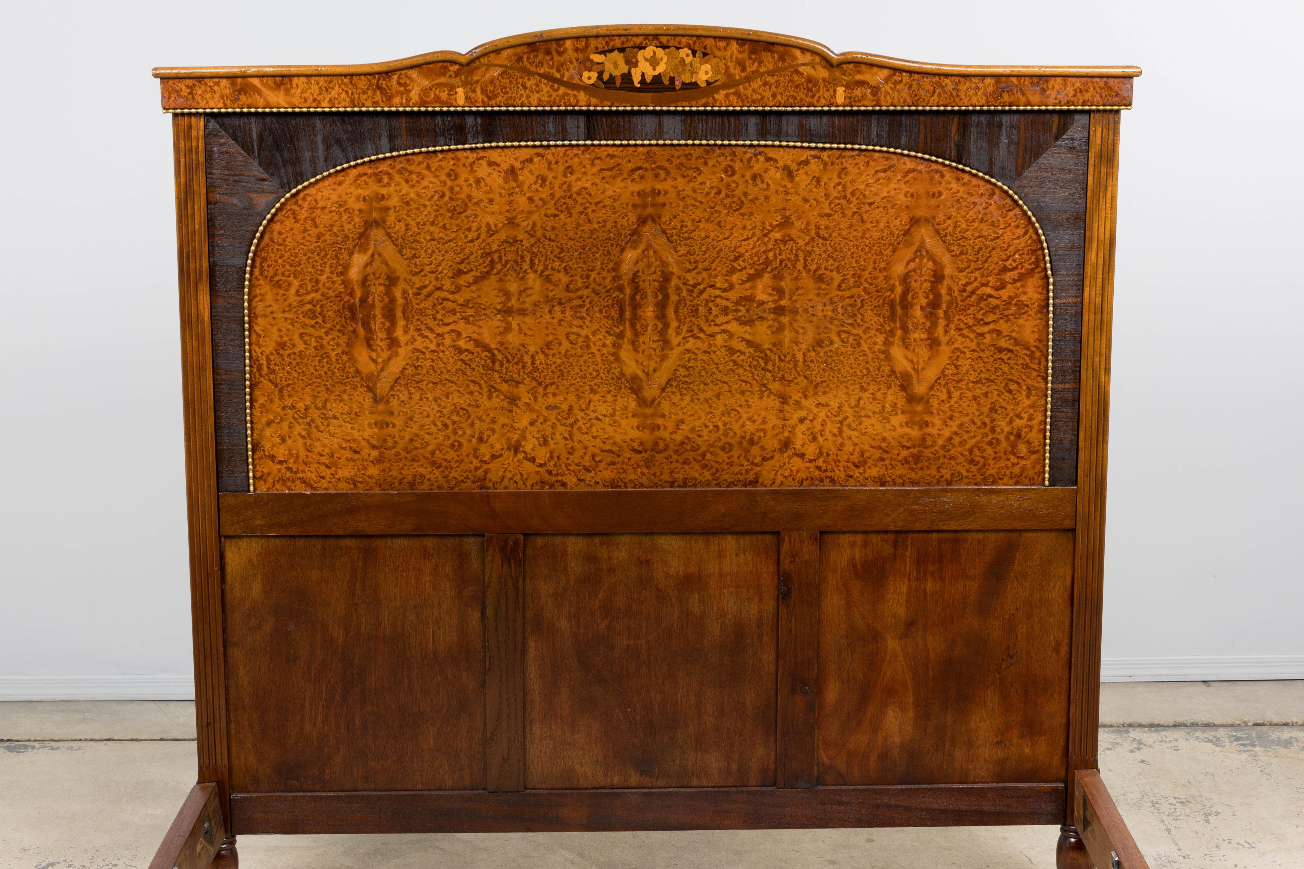 Français Cadre de lit complet en ronce de noyer Art déco français des années 1920 en vente