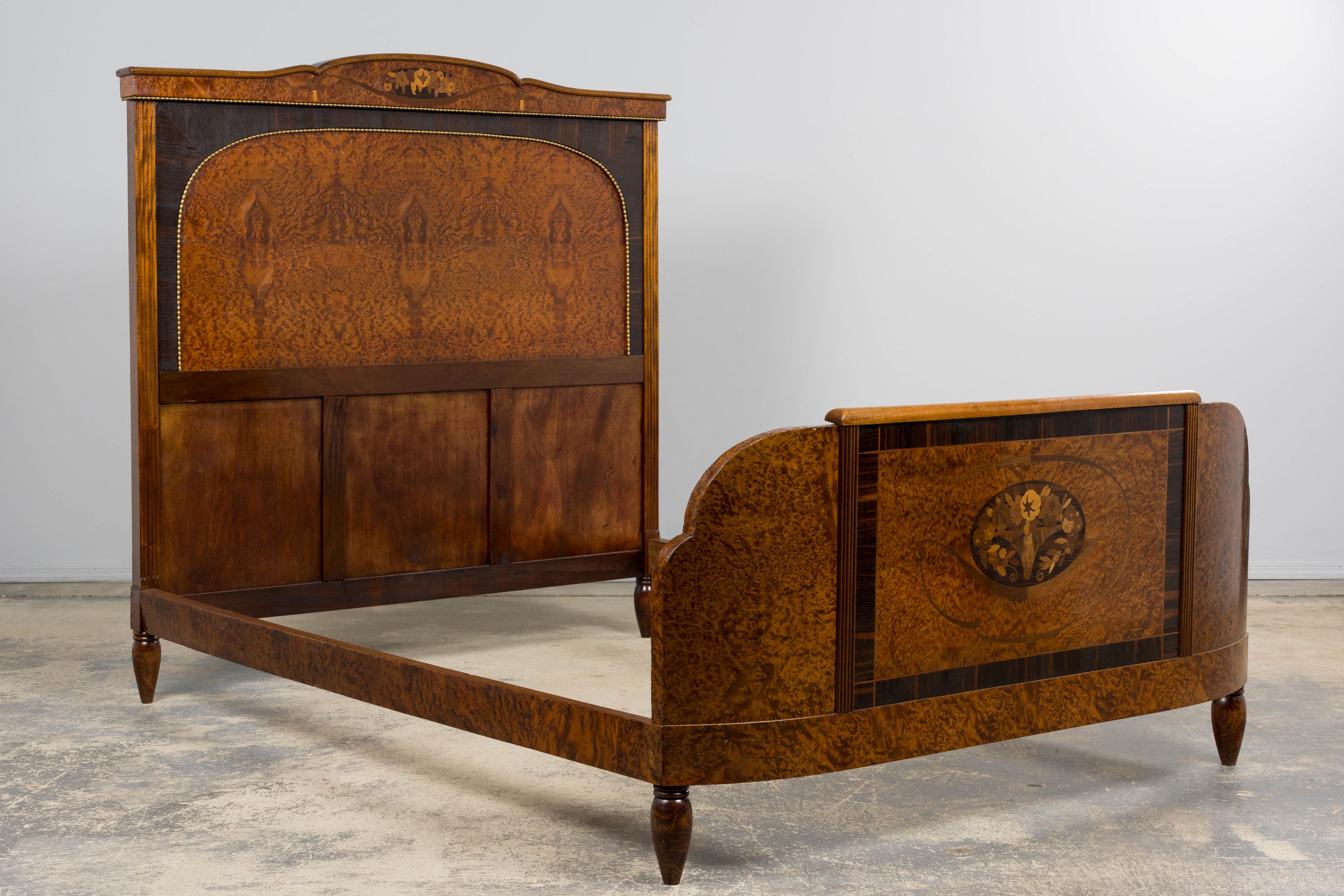 Cadre de lit complet en ronce de noyer Art déco français des années 1920 en vente 1