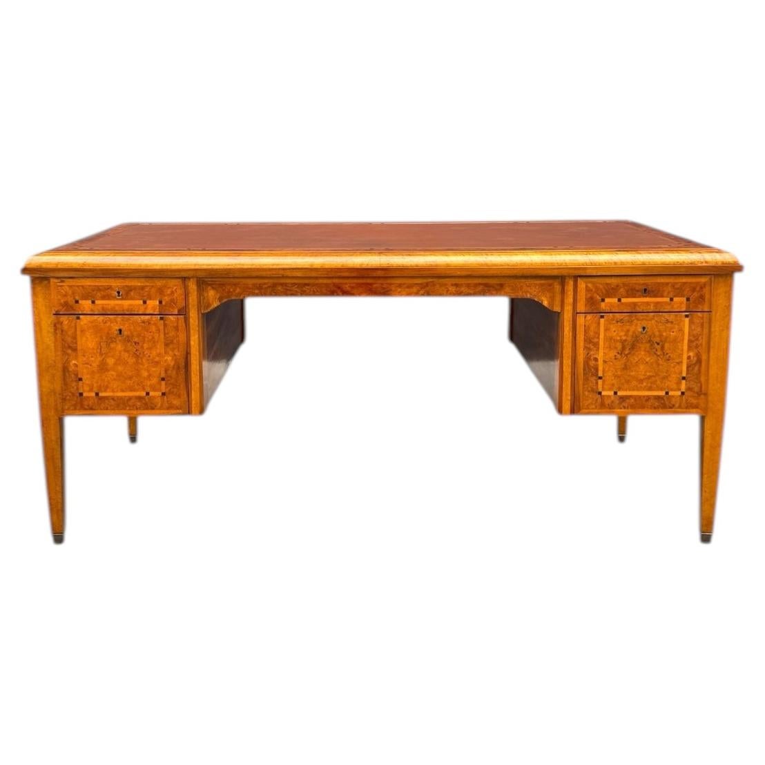Bureau Art déco français des années 1920 avec plateau en cuir finement marqueté en vente