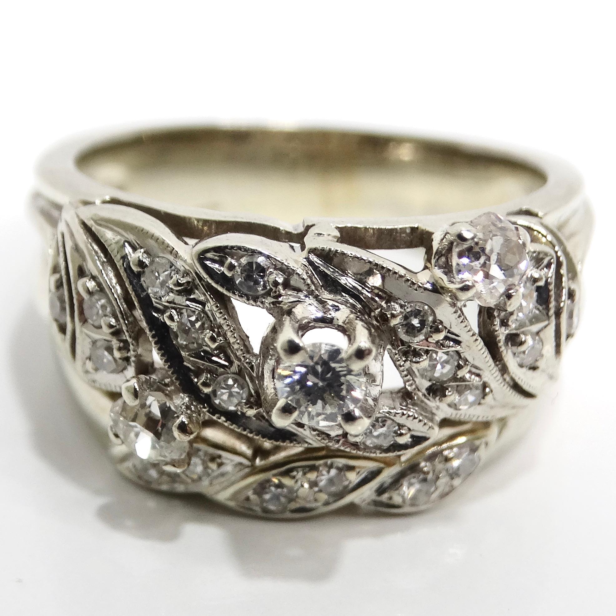 Tauchen Sie ein in die zeitlose Eleganz der 1920er Jahre mit dem French Art Deco Diamond Cocktail Ring, einem klassischen Stück, das Raffinesse und Geschichte ausstrahlt. Dieser aus Platin gefertigte Cocktailring zeichnet sich durch eine skurrile