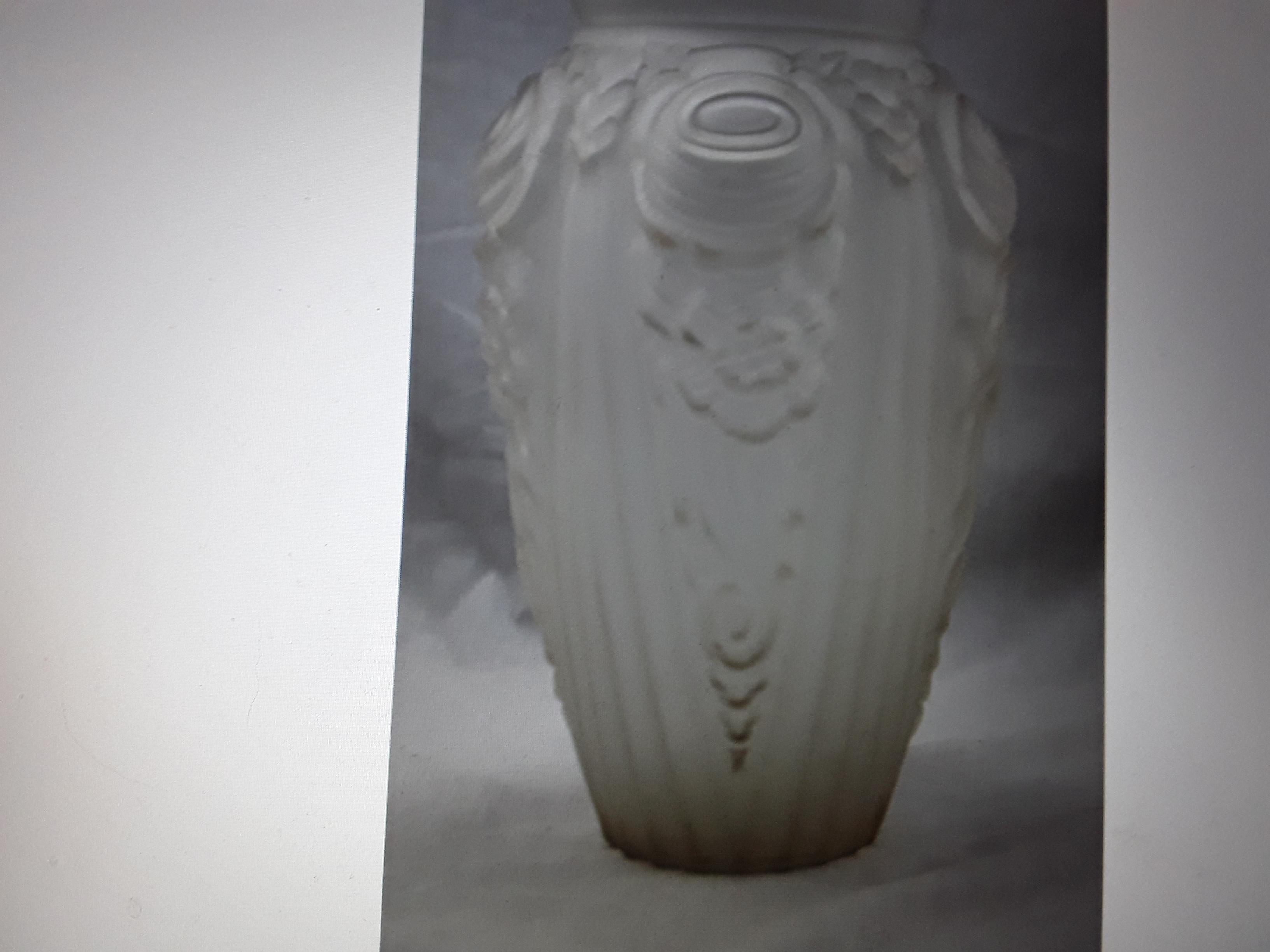 1920's French Art Deco Frosted Detailed Art Glass Vase In Good Condition For Sale In Opa Locka, FL