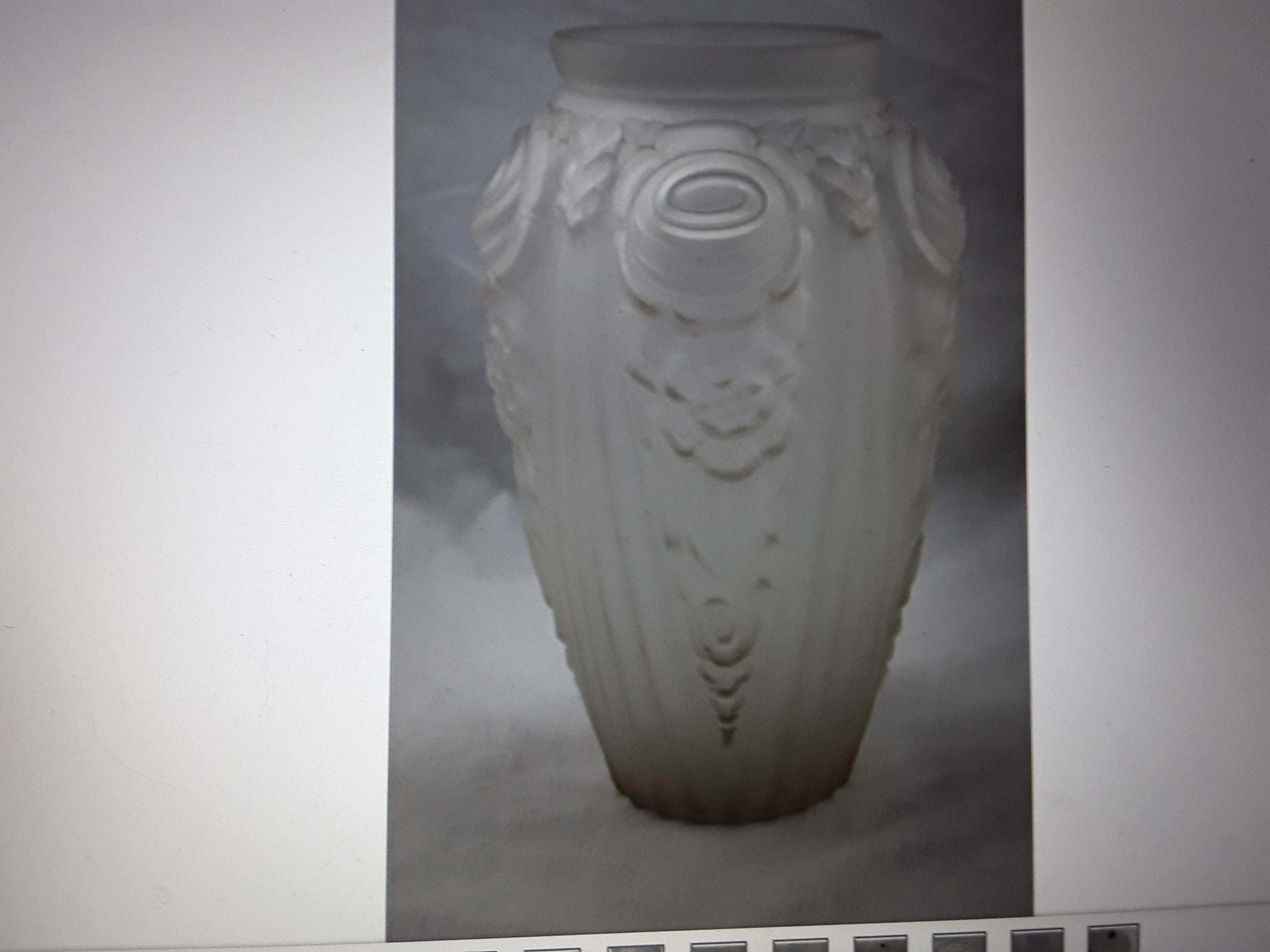 1920's French Art Deco Frosted Detailed Art Glass Vase For Sale 1