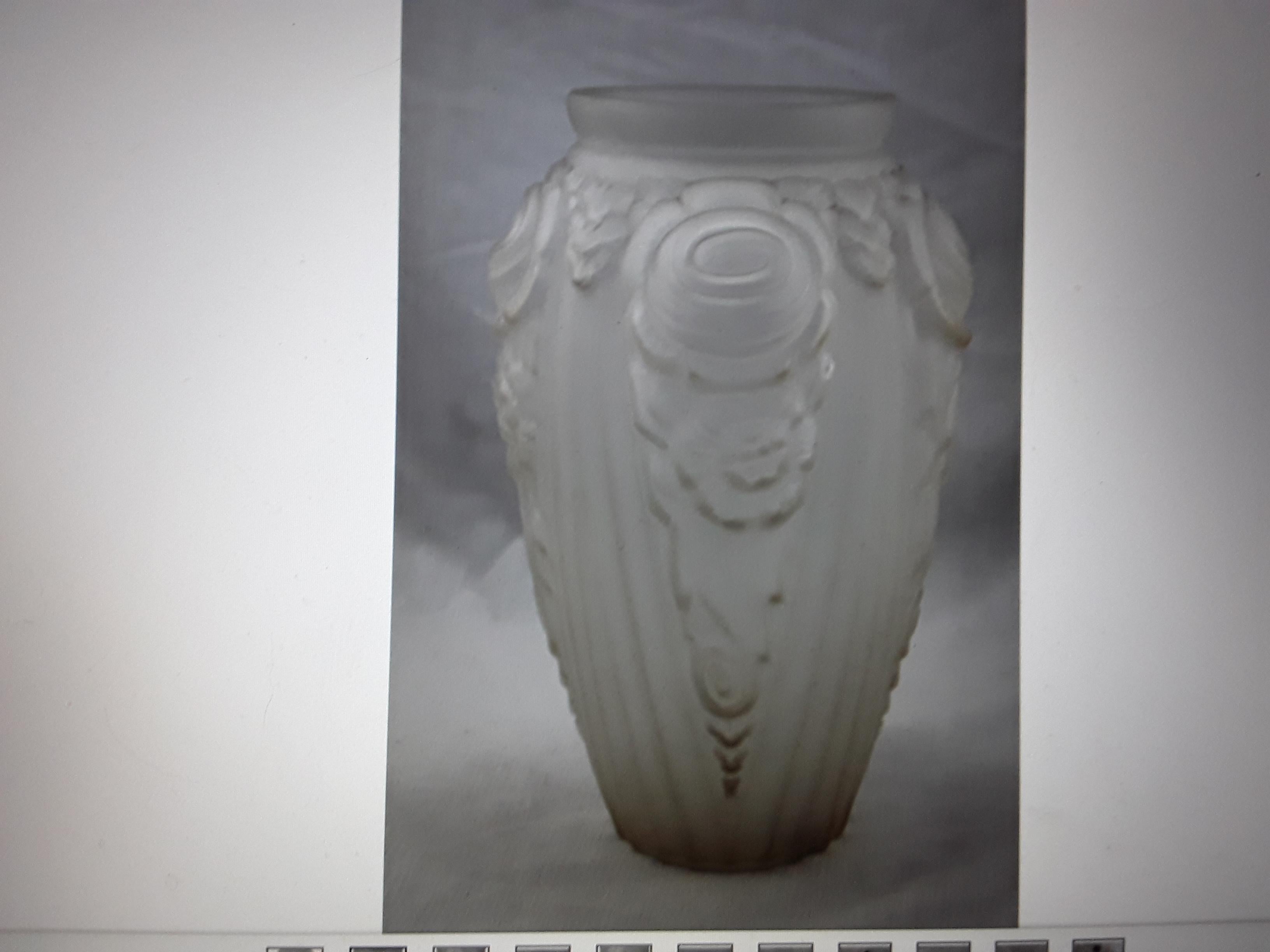 1920's French Art Deco Frosted Detailed Art Glass Vase For Sale 2