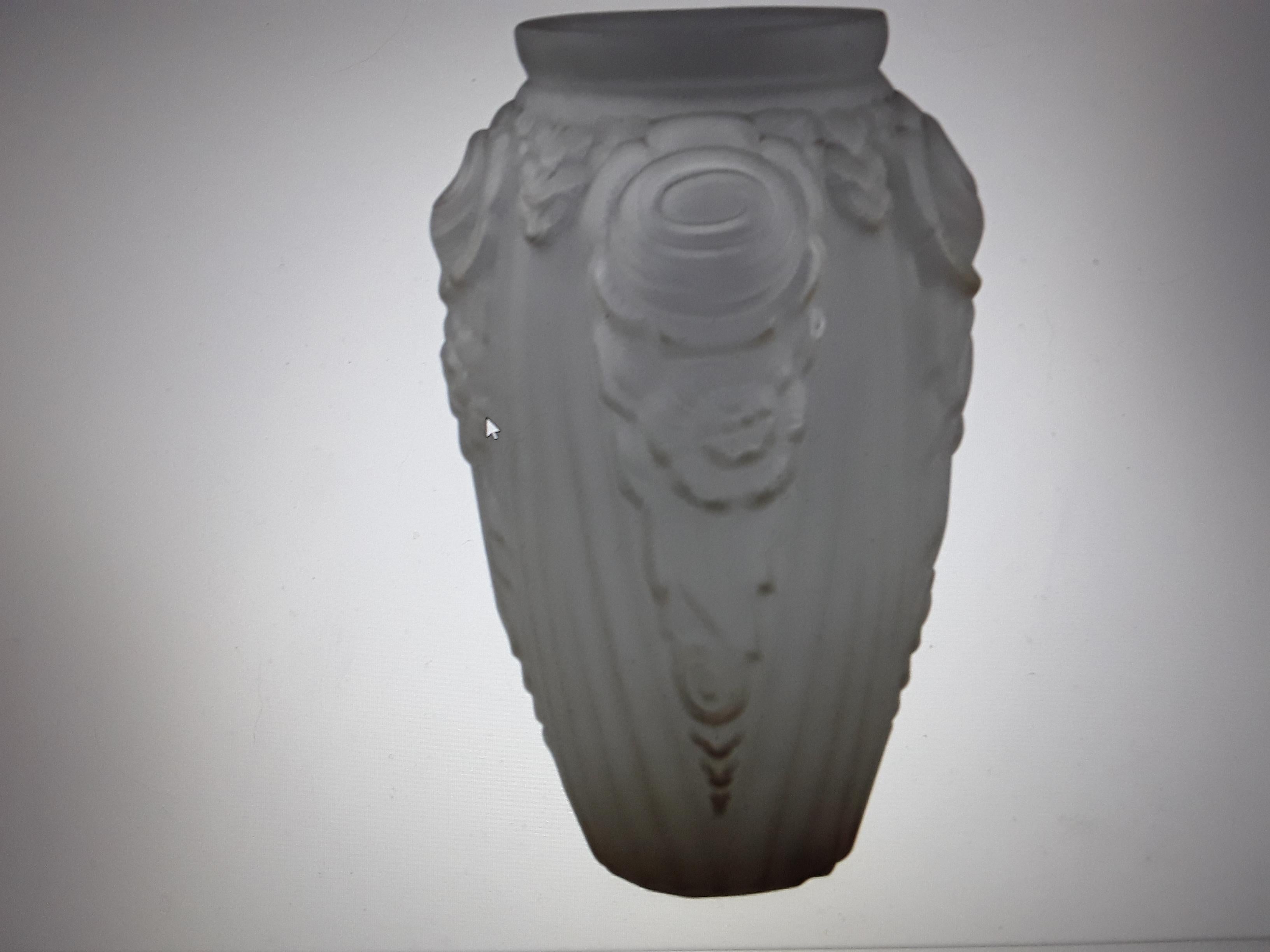 1920's French Art Deco Frosted Detailed Art Glass Vase For Sale 3