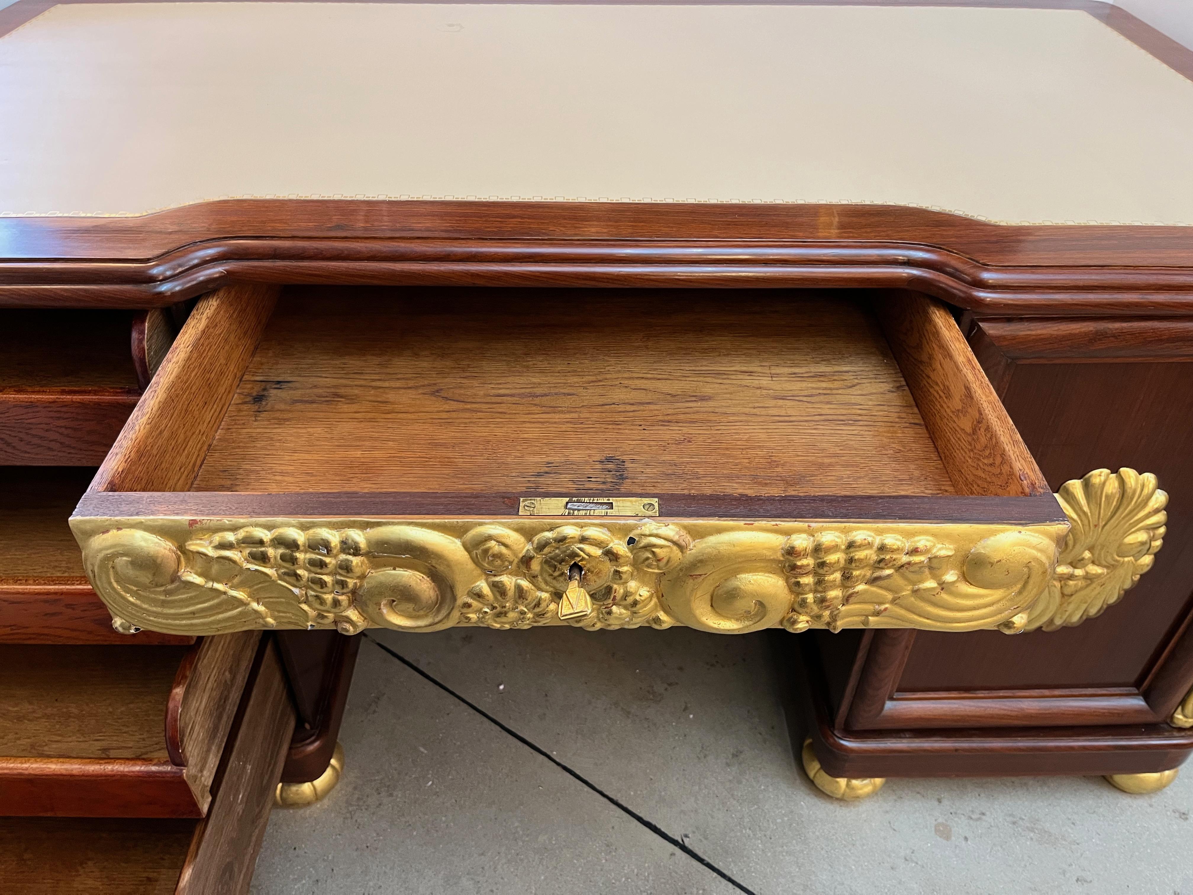 Bureau en bois de rose avec écritoire en cuir sculpté en bois de gilt des années 1920 en vente 9