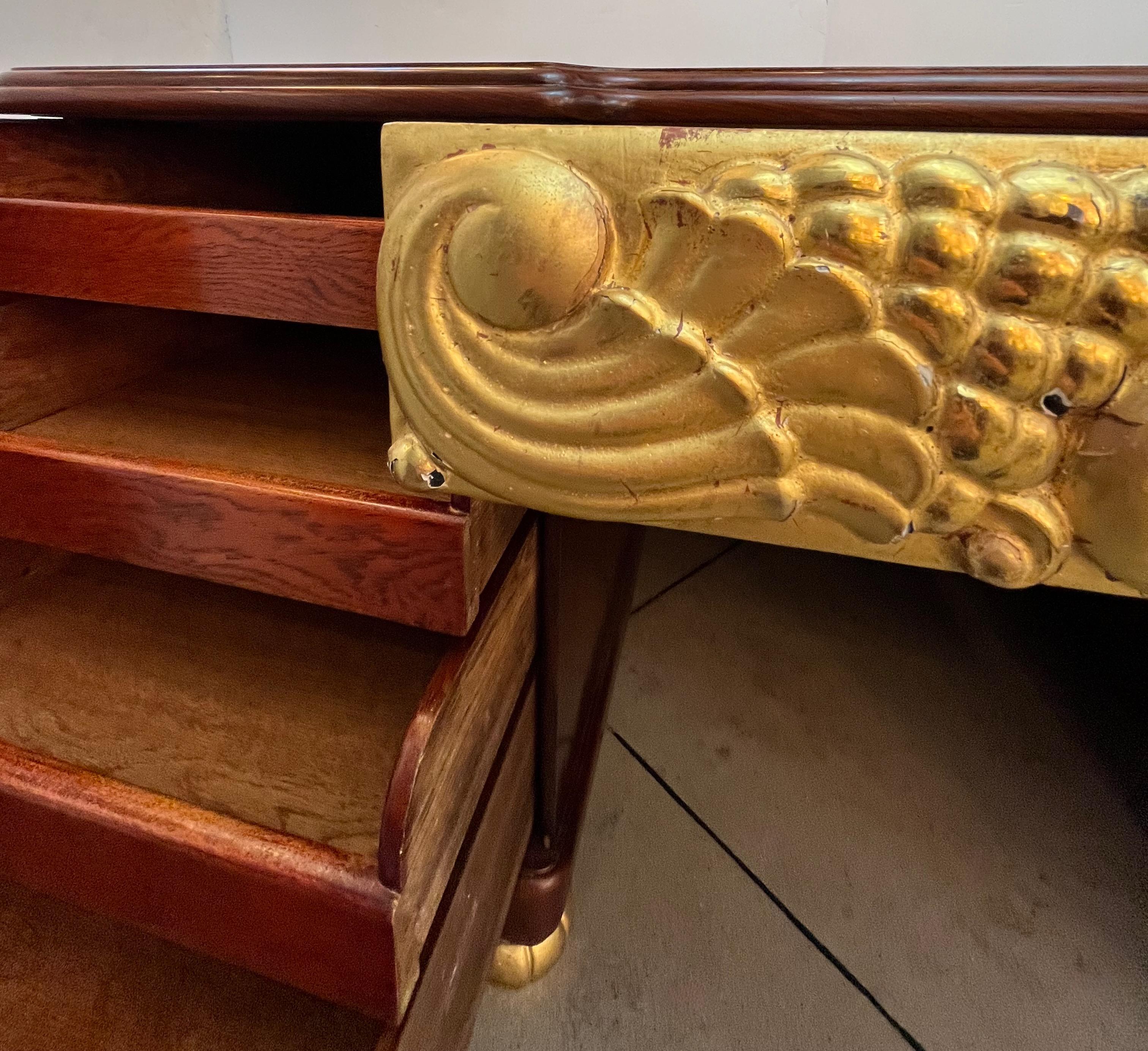 Bureau en bois de rose avec écritoire en cuir sculpté en bois de gilt des années 1920 en vente 10