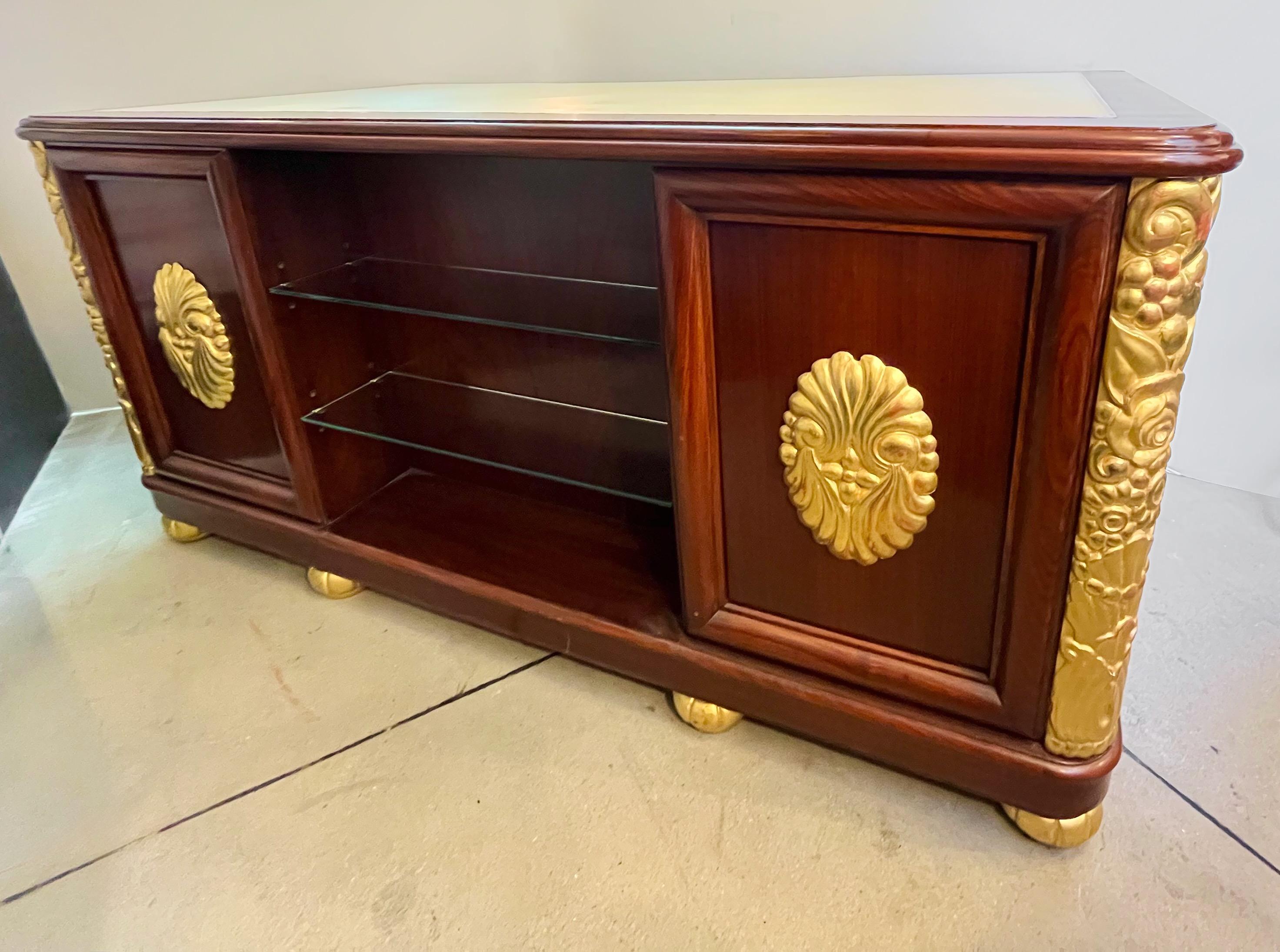 Ce bureau Art déco français monumental, unique en son genre, est un témoignage frappant du raffinement de l'artisanat. Achetée à l'origine lors de l'emblématique 
