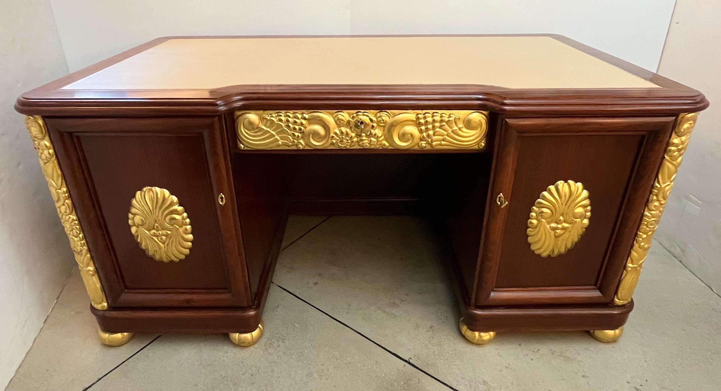 Art déco Bureau en bois de rose avec écritoire en cuir sculpté en bois de gilt des années 1920 en vente