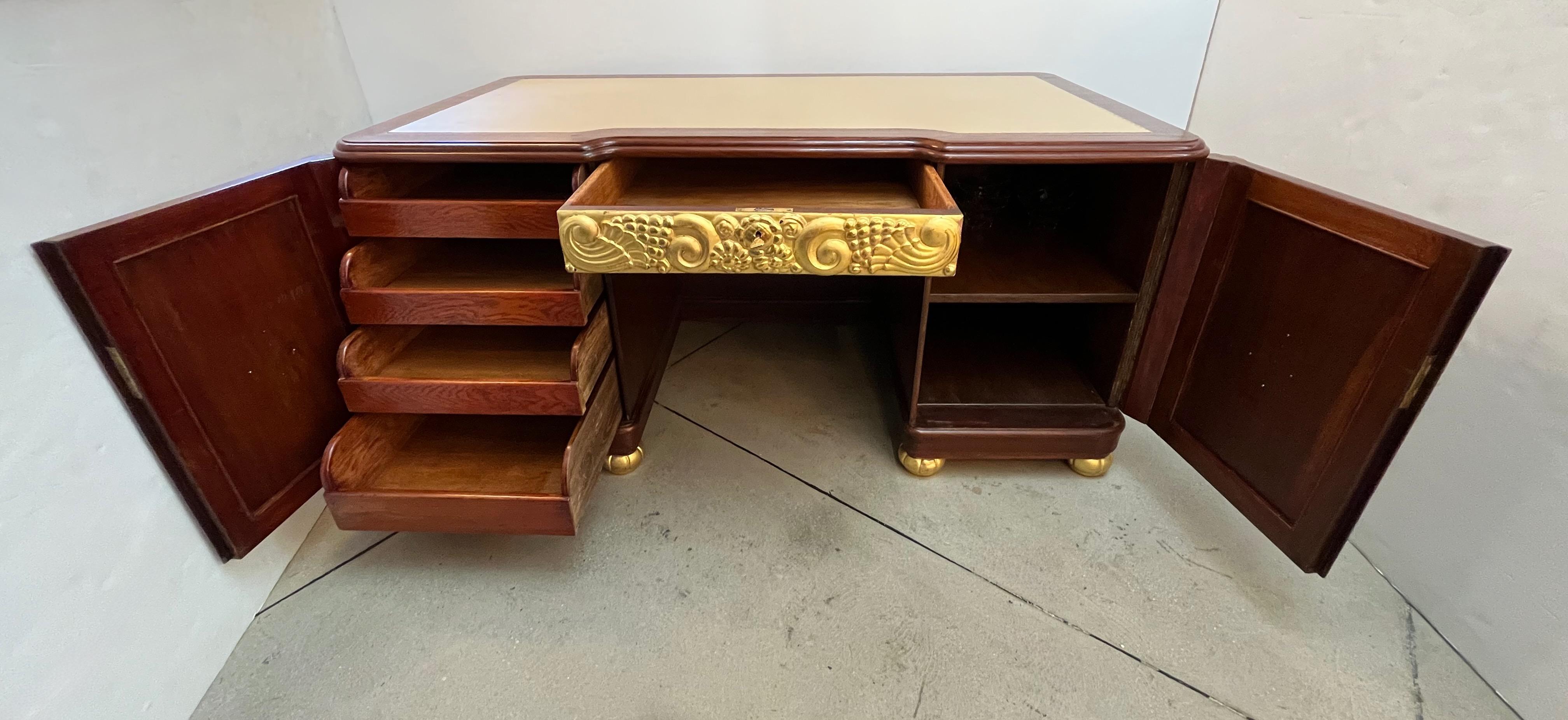 Français Bureau en bois de rose avec écritoire en cuir sculpté en bois de gilt des années 1920 en vente