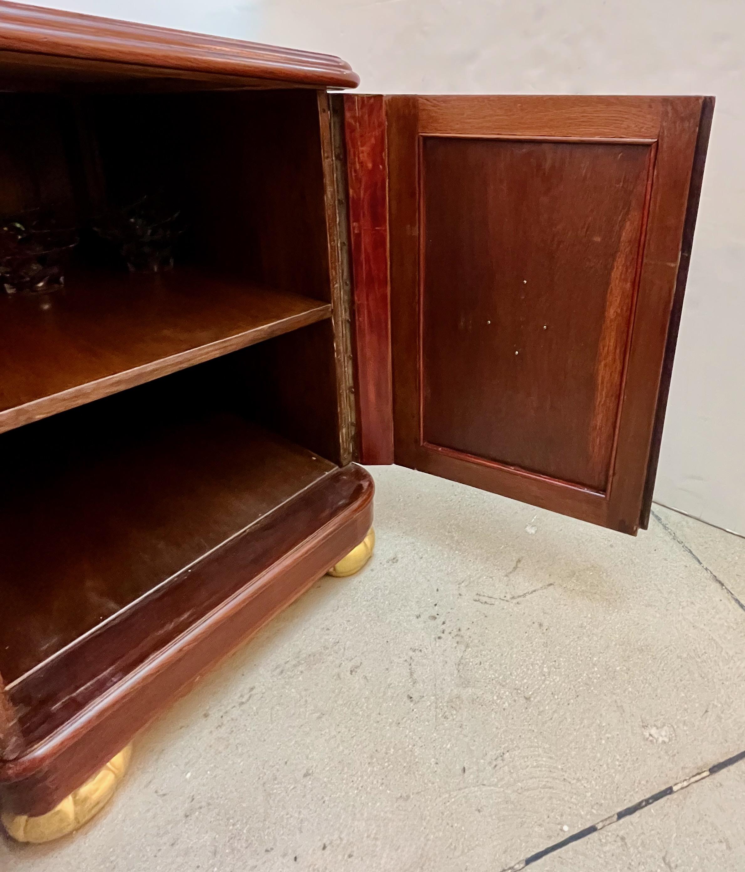 Fait main Bureau en bois de rose avec écritoire en cuir sculpté en bois de gilt des années 1920 en vente