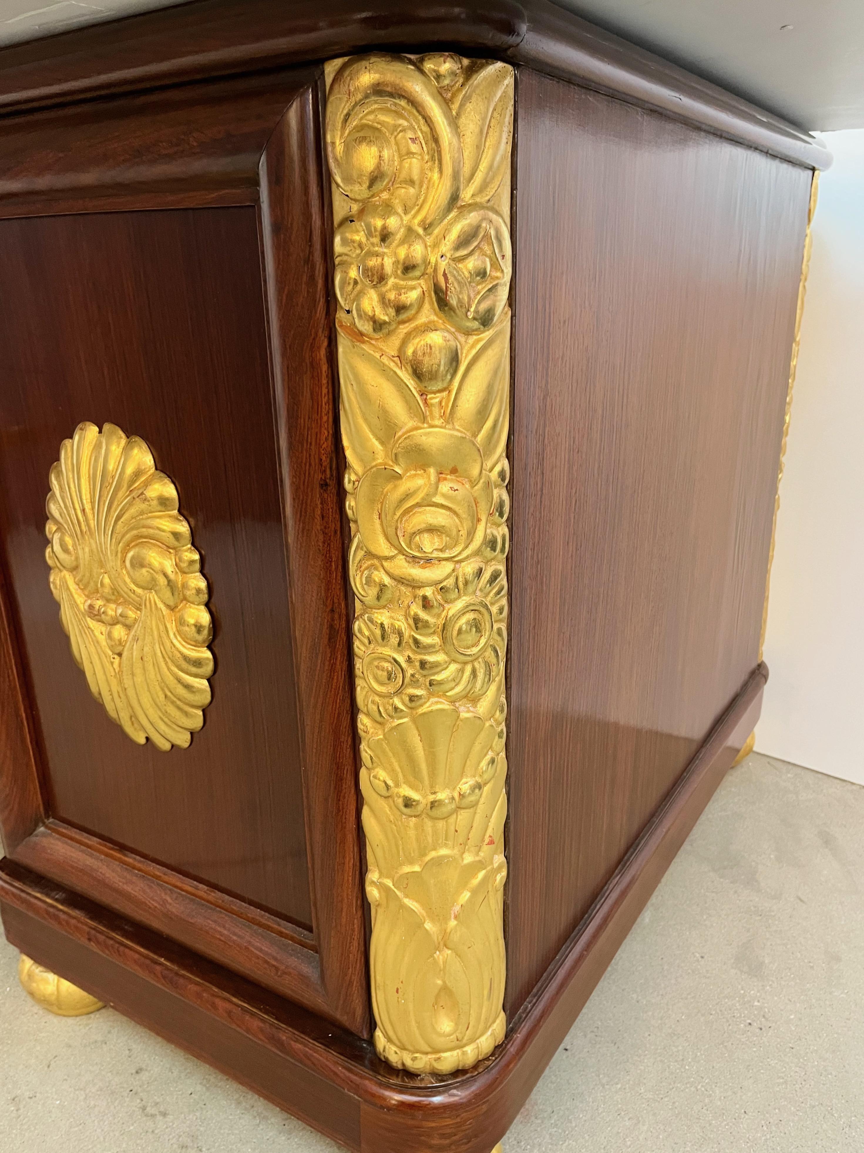 Début du 20ème siècle Bureau en bois de rose avec écritoire en cuir sculpté en bois de gilt des années 1920 en vente
