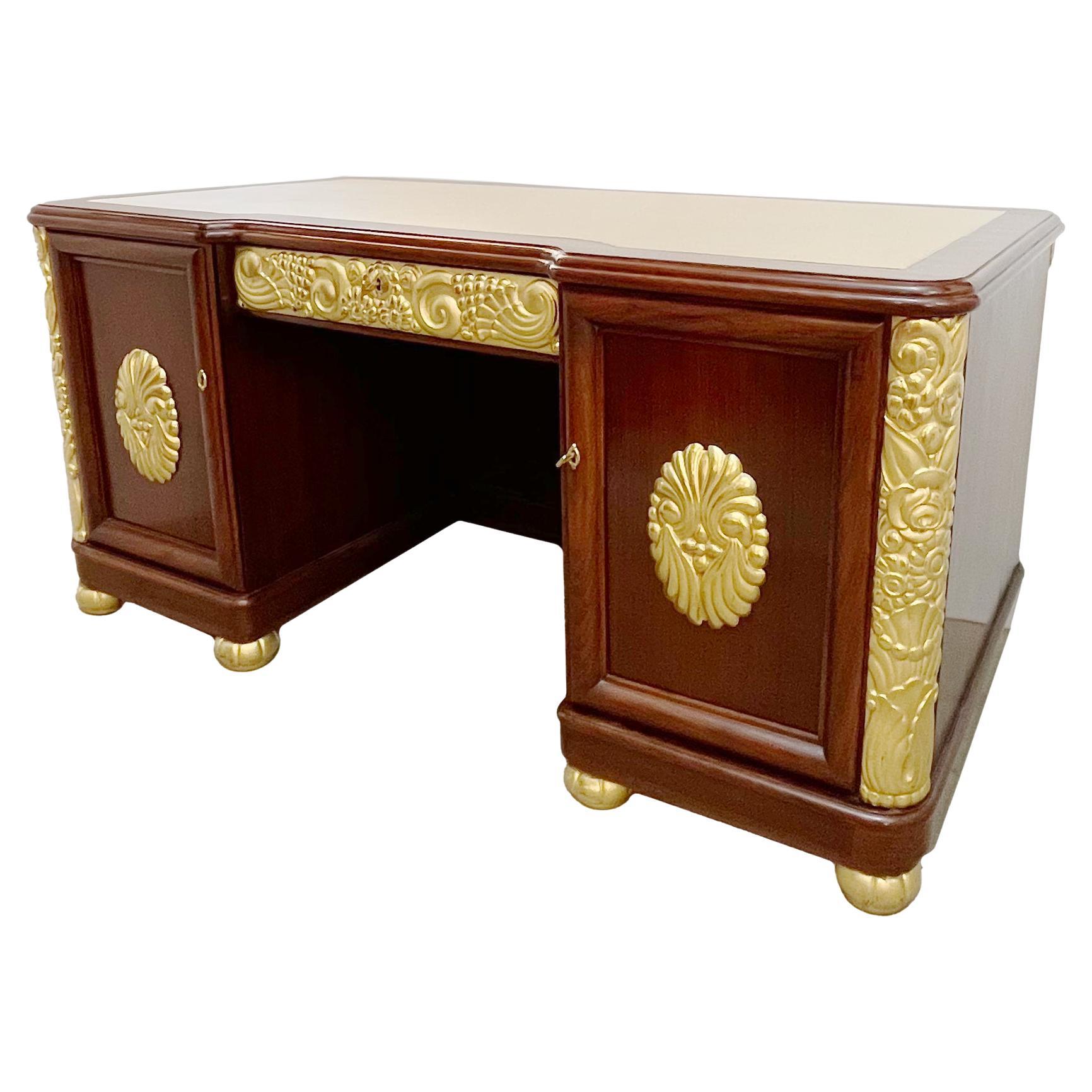 Bureau en bois de rose avec écritoire en cuir sculpté en bois de gilt des années 1920 en vente