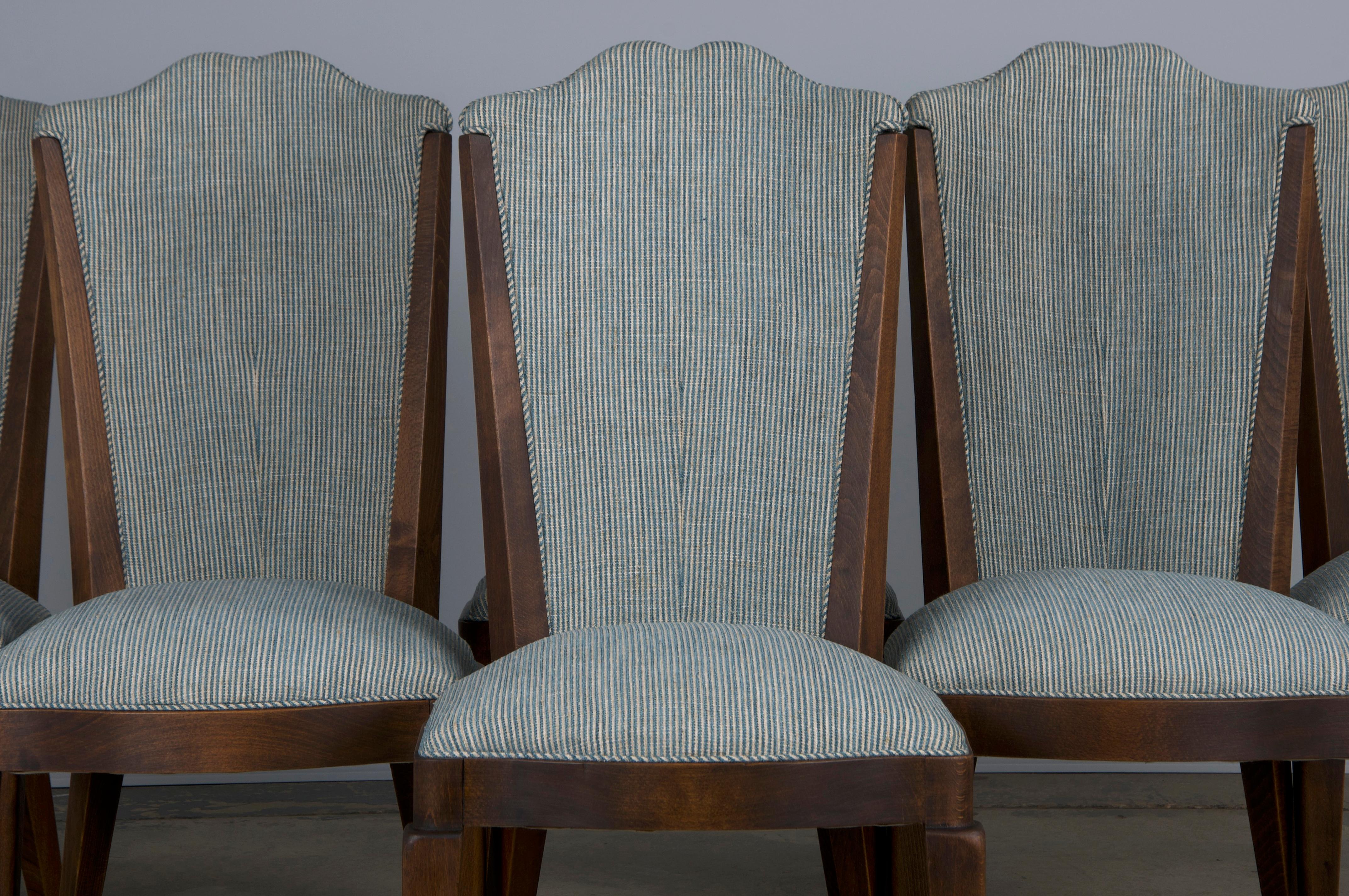 Un tradizionale set di sei sedie da pranzo Fench Art Deco degli anni '20 provenienti dalla Provenza, in Francia. Realizzata con precisione a mano in legno d'acero massiccio, ogni sedia presenta una patina invecchiata con un ricco colore marrone. Le