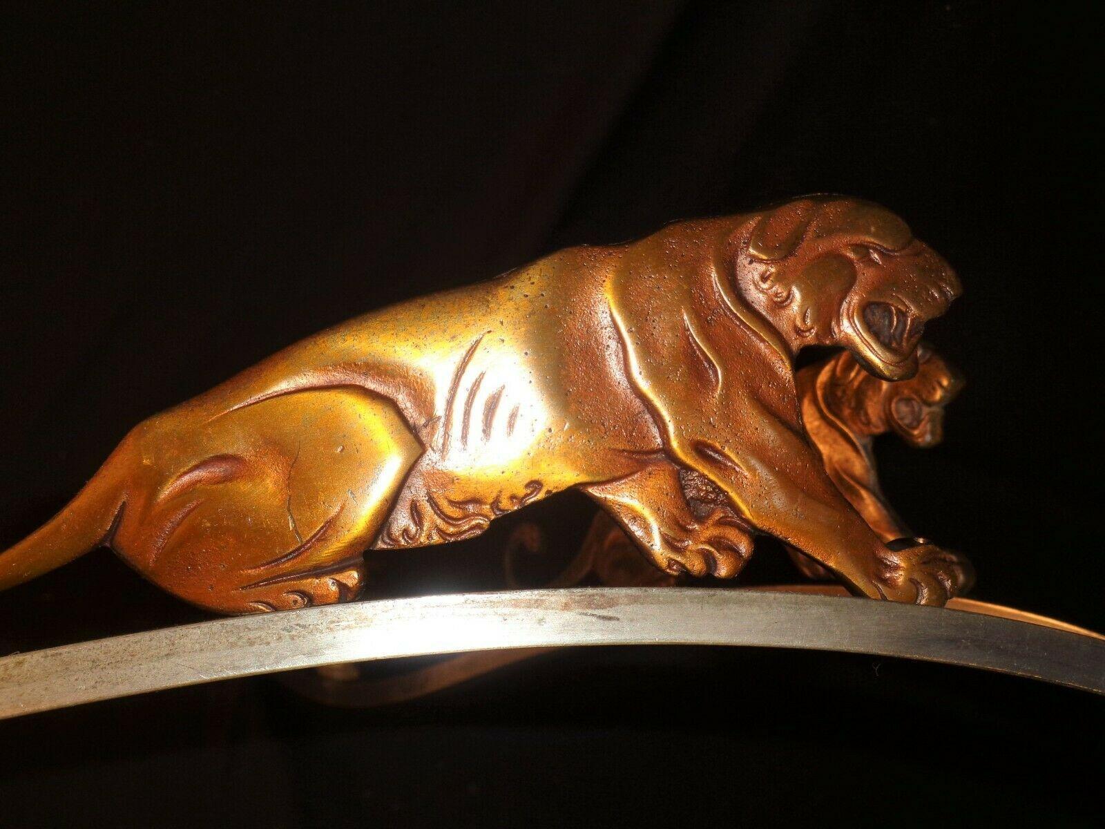 Début du 20ème siècle Lustre Art déco français des années 1920 encadré de nickel et en bronze figurant un tigre rugissant en vente