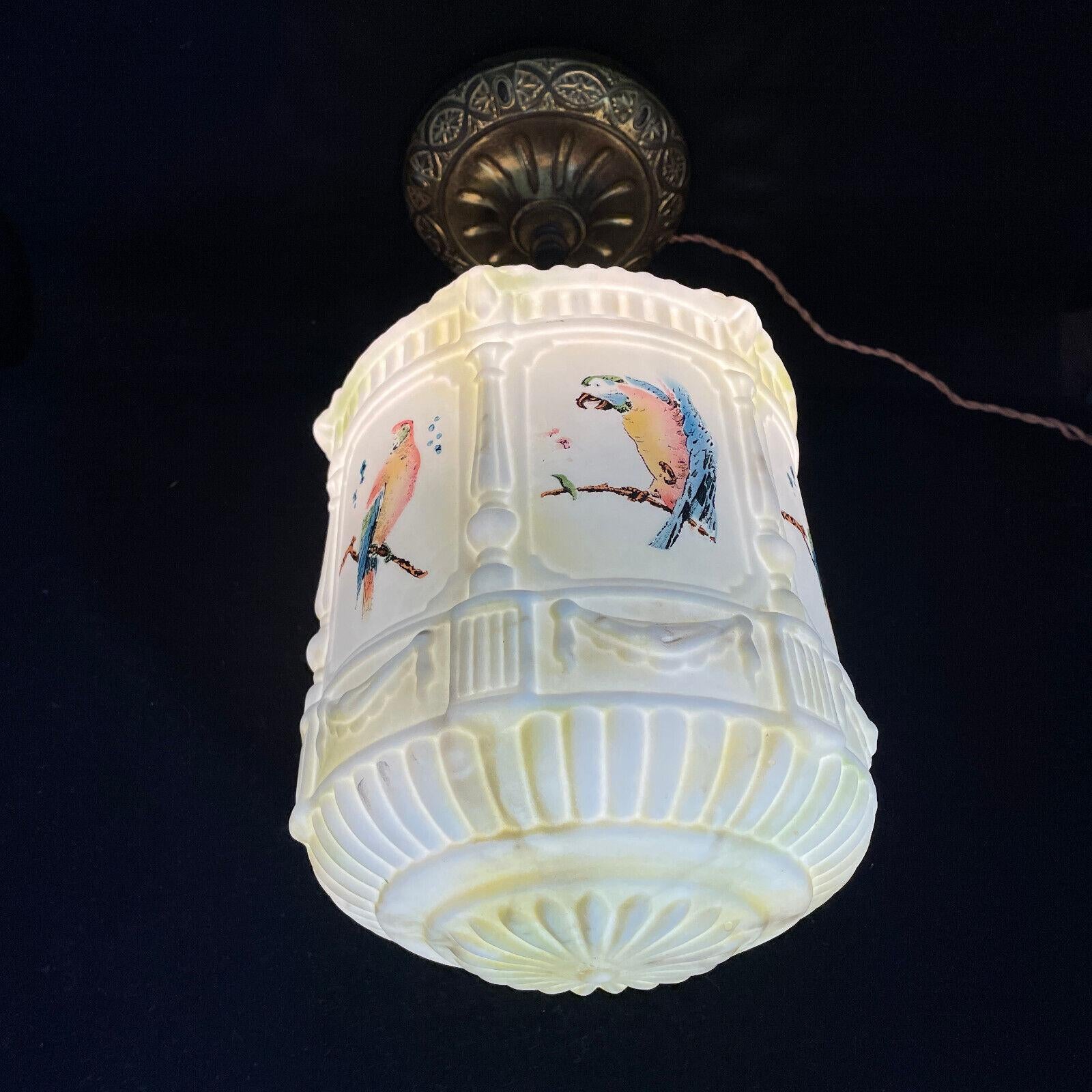 Lanterne de plafond en verre opalin Art Déco français c1920 avec panneaux de perroquets peints. Pièces jointes en ormeau. Prêt à être accroché.