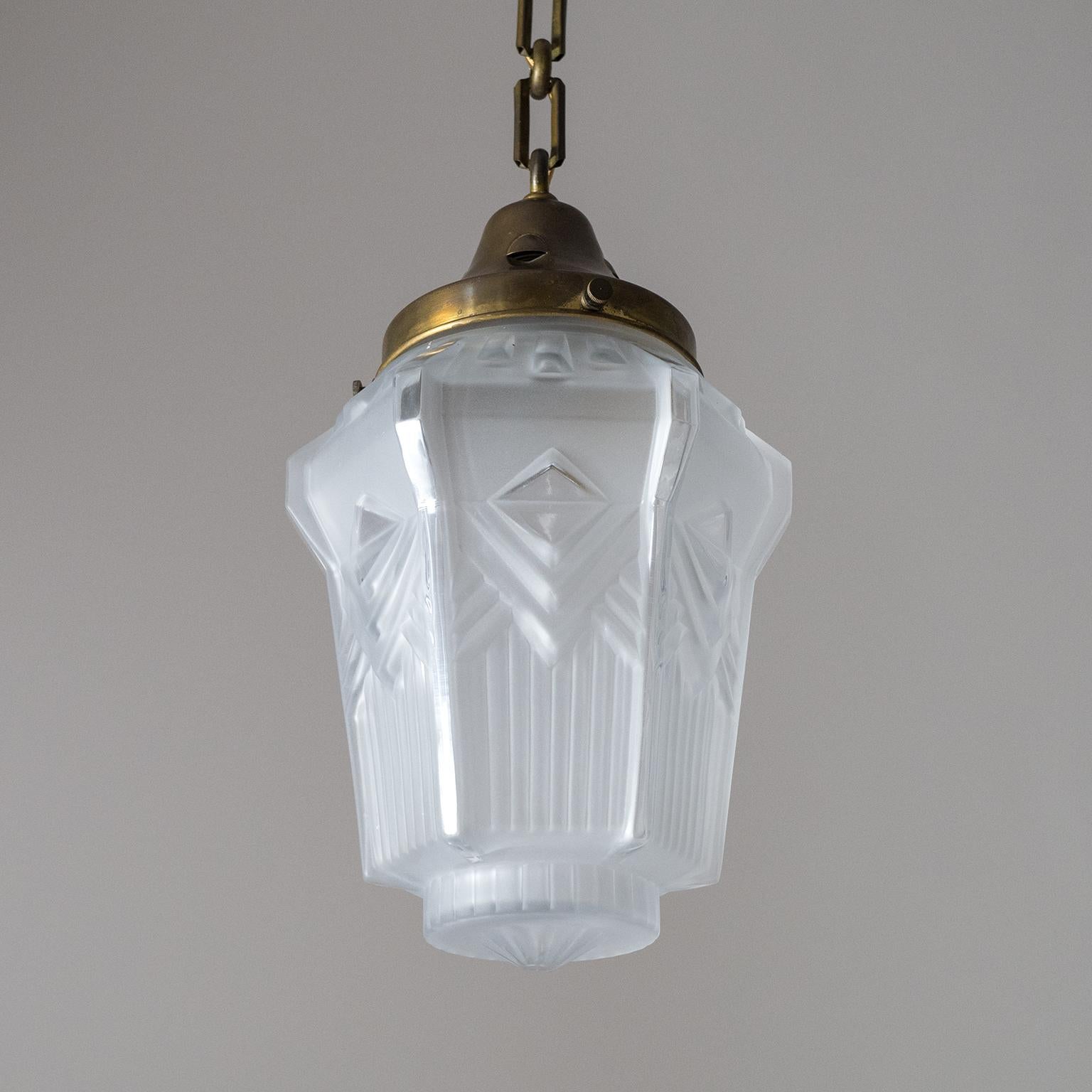 1920s French Art Deco Pendant, Brass and Geometric Glass In Good Condition In Vienna, AT