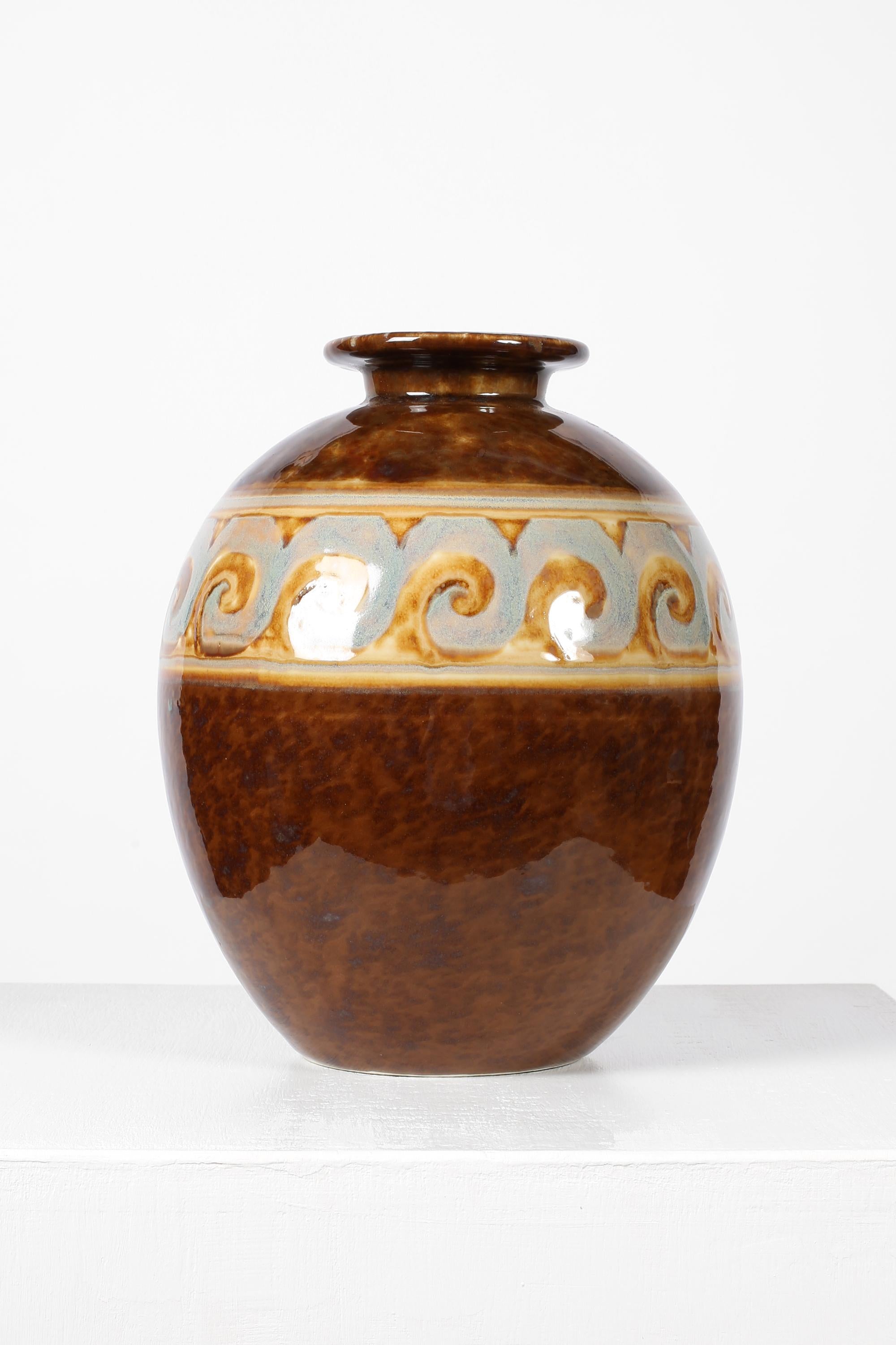 Vaso in porcellana Art Deco di forma simile a una bottiglia con fregio a volute nei colori malva e ocra di Camille Tharaud (1878-1956), smaltato in marrone screziato. Francese, anni '20 circa.