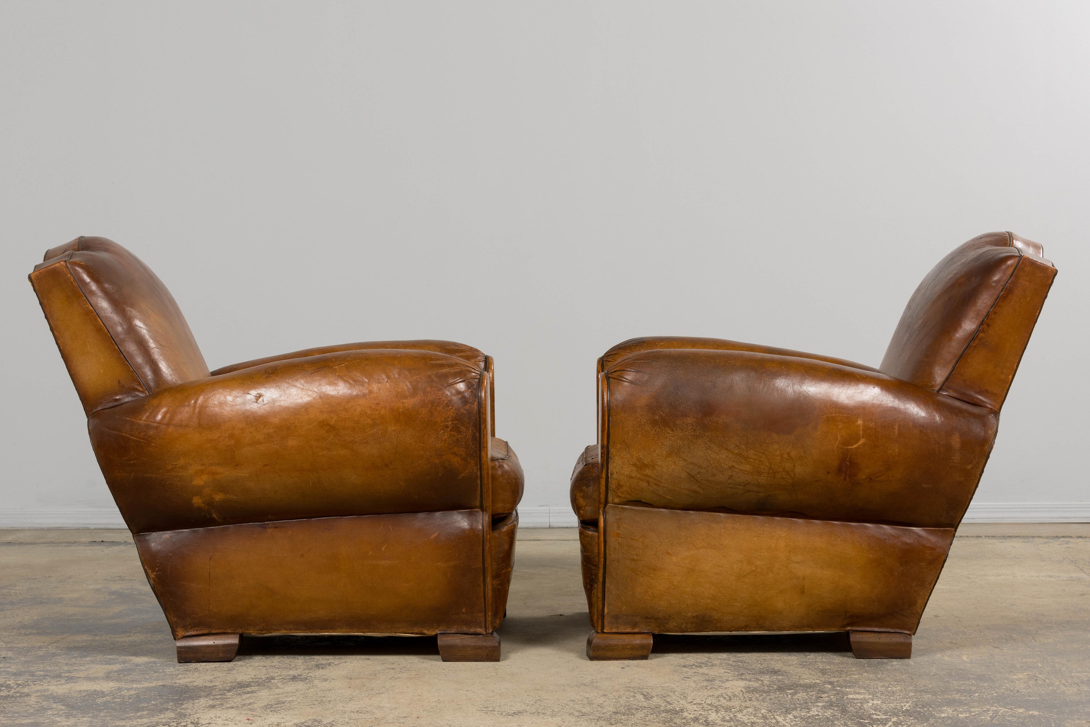 Sedie da club con schienale smerlato in pelle caramellata in stile Art Déco francese degli anni '20 - Una coppia in vendita 9