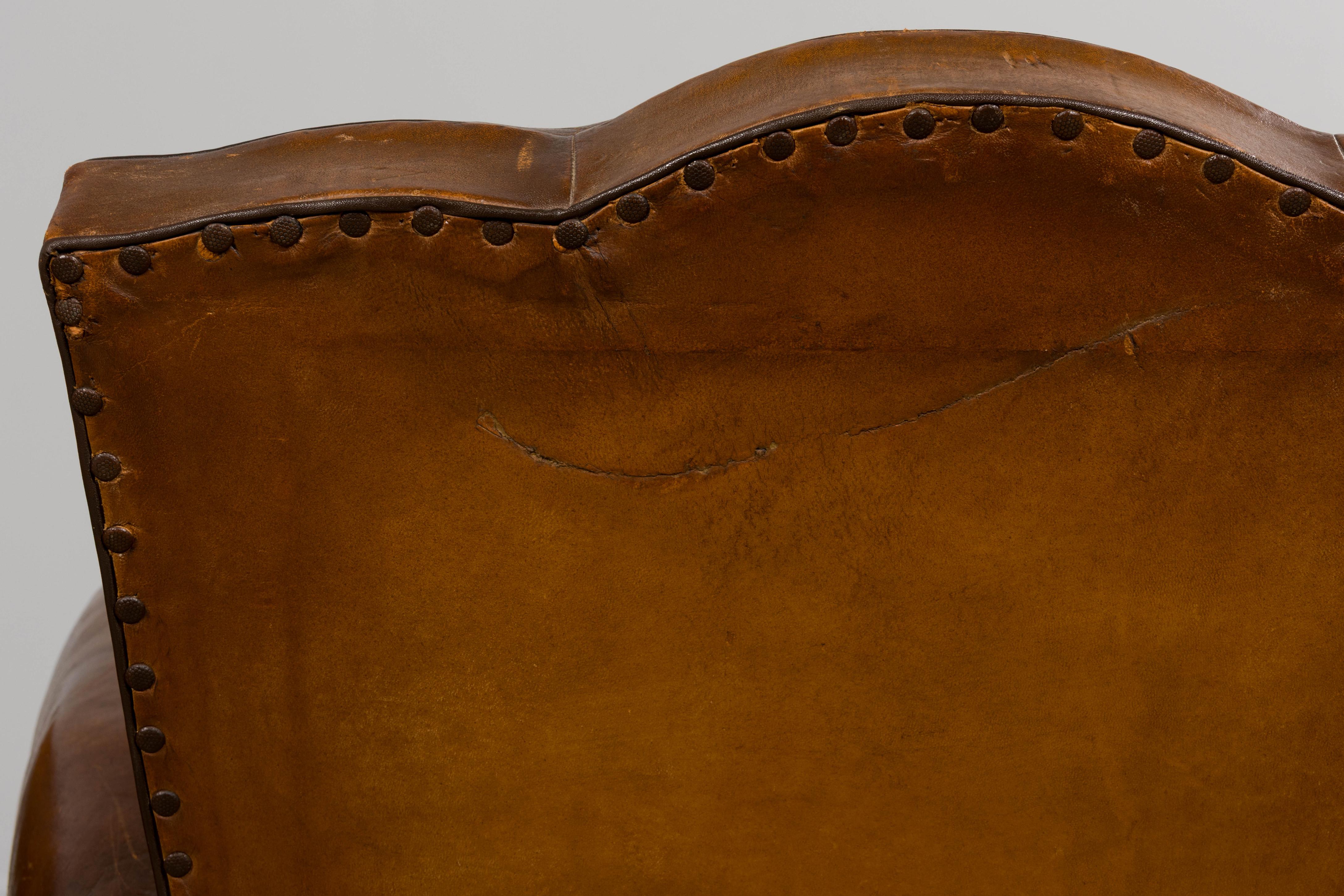 Sedie da club con schienale smerlato in pelle caramellata in stile Art Déco francese degli anni '20 - Una coppia in vendita 10