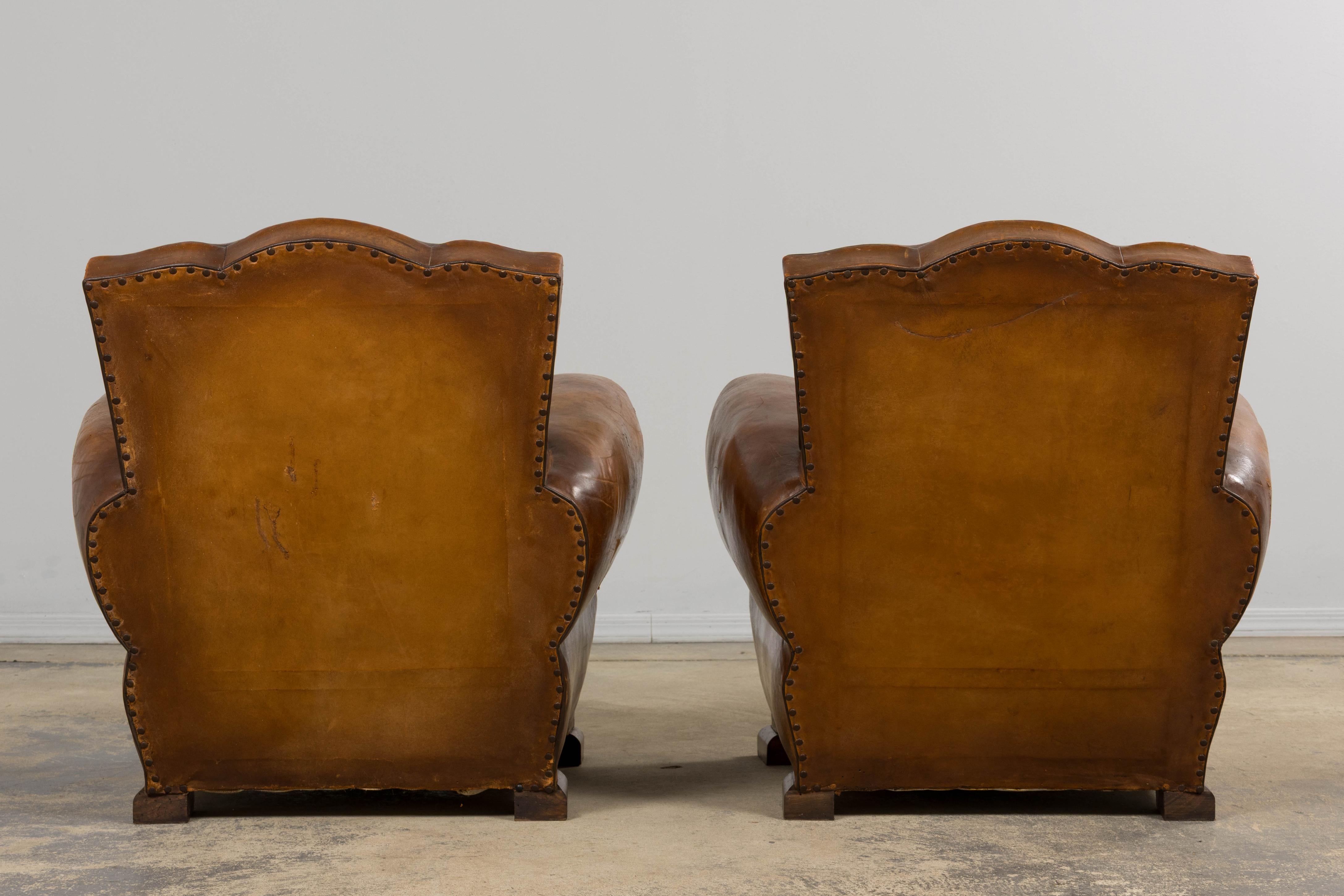 Sedie da club con schienale smerlato in pelle caramellata in stile Art Déco francese degli anni '20 - Una coppia in vendita 13
