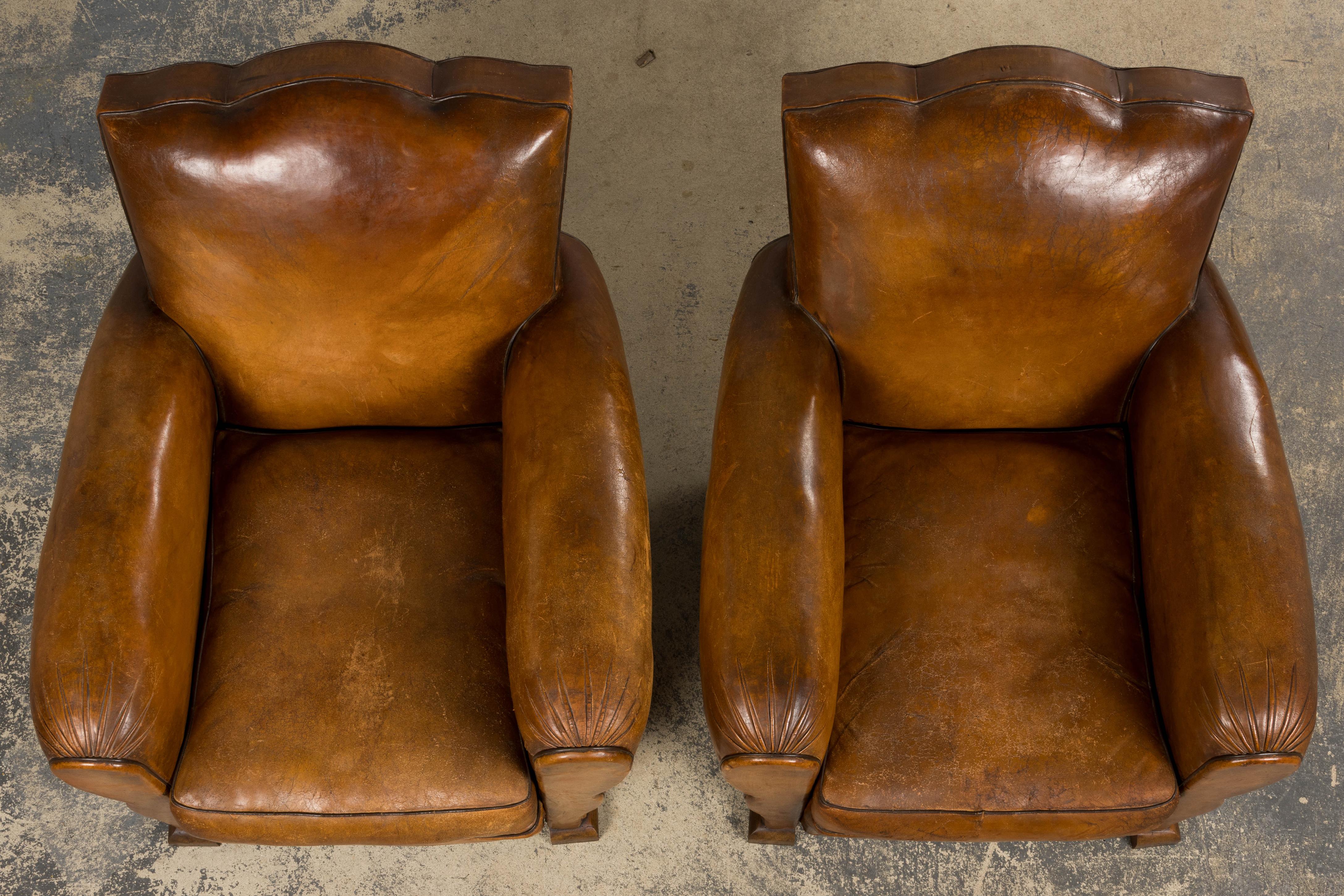 Francese Sedie da club con schienale smerlato in pelle caramellata in stile Art Déco francese degli anni '20 - Una coppia in vendita