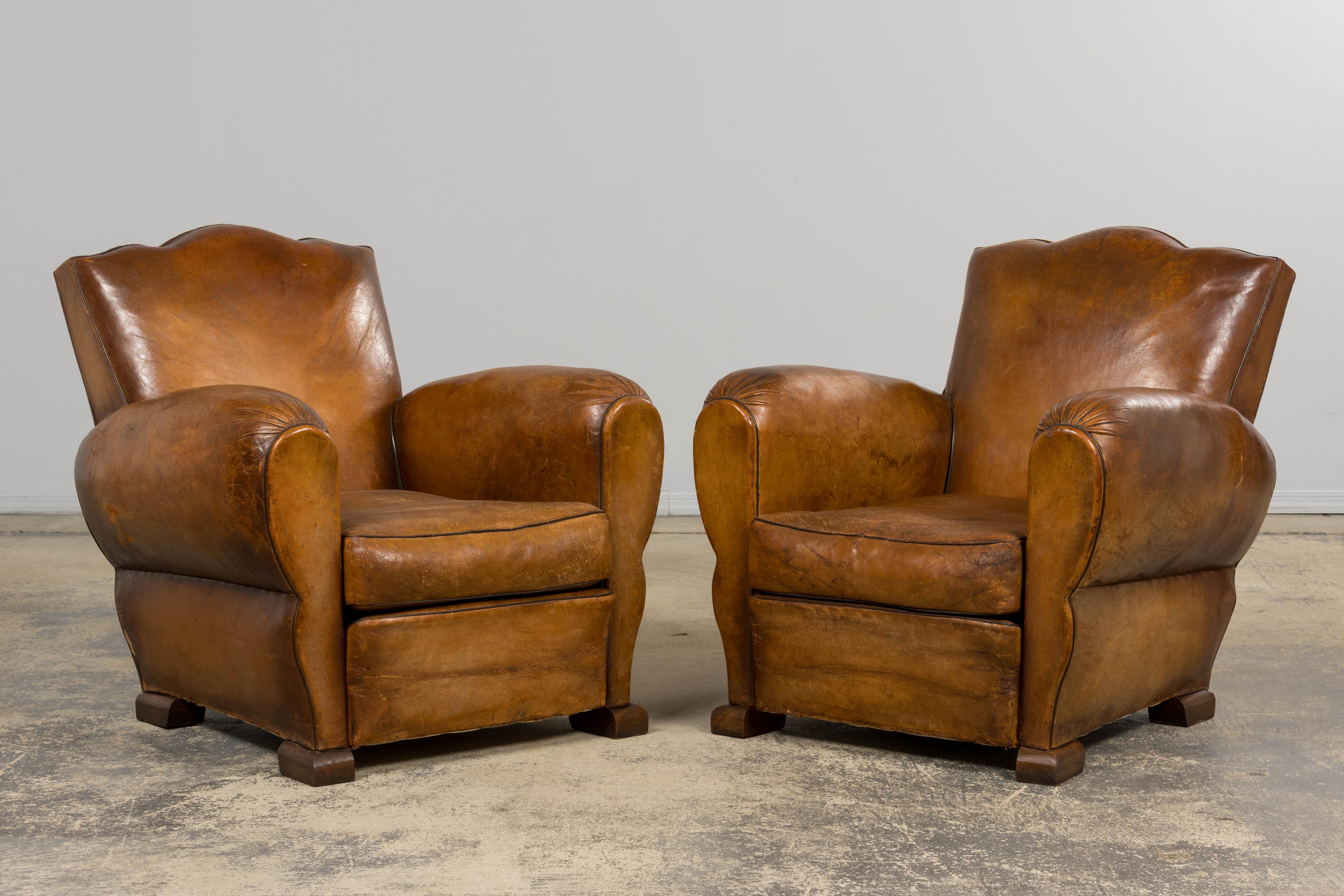 Sedie da club con schienale smerlato in pelle caramellata in stile Art Déco francese degli anni '20 - Una coppia In condizioni buone in vendita a Astoria, NY