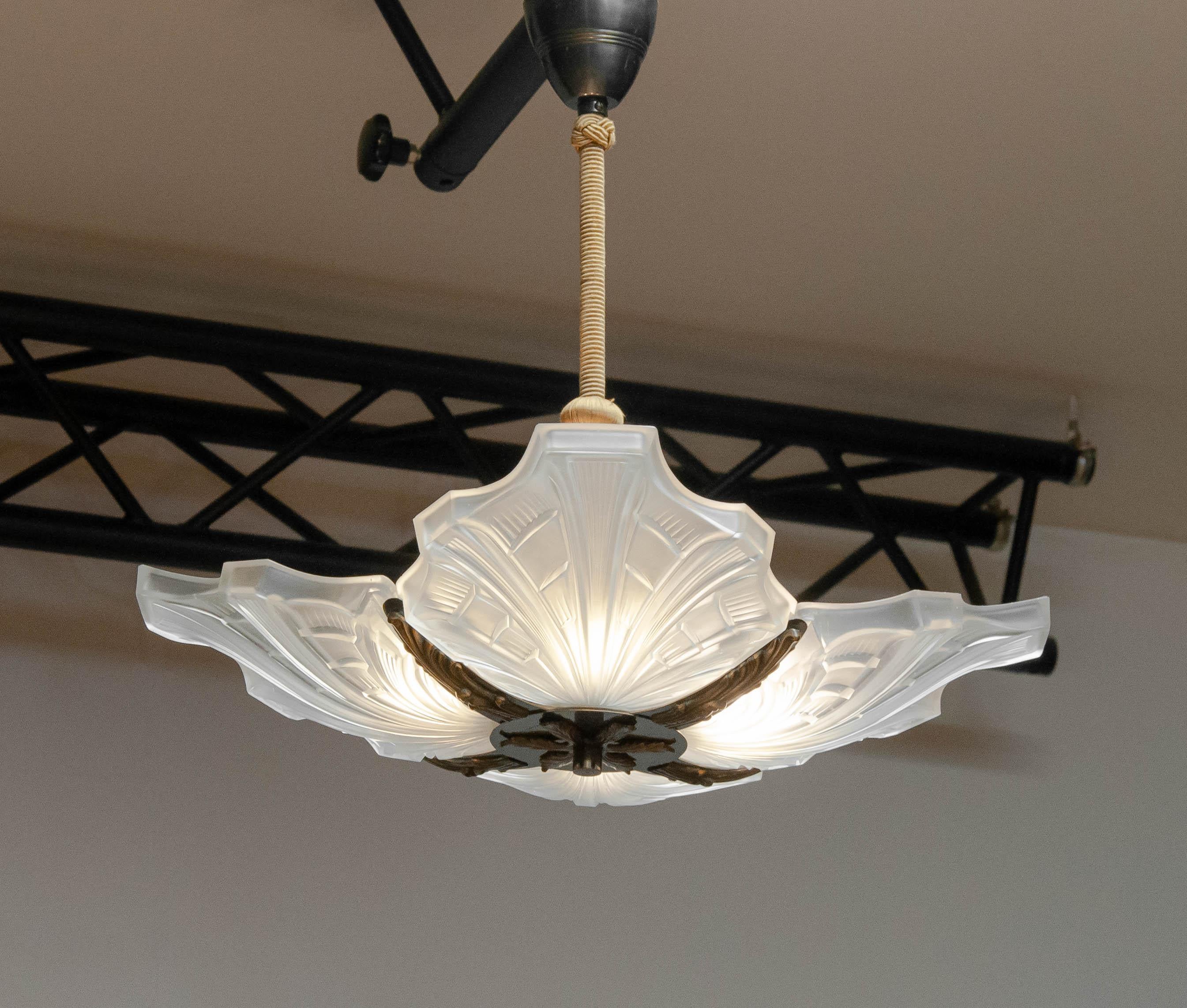 Lustre à pendentif carré Art déco français des années 1920 avec verre dépoli Bon état - En vente à Silvolde, Gelderland