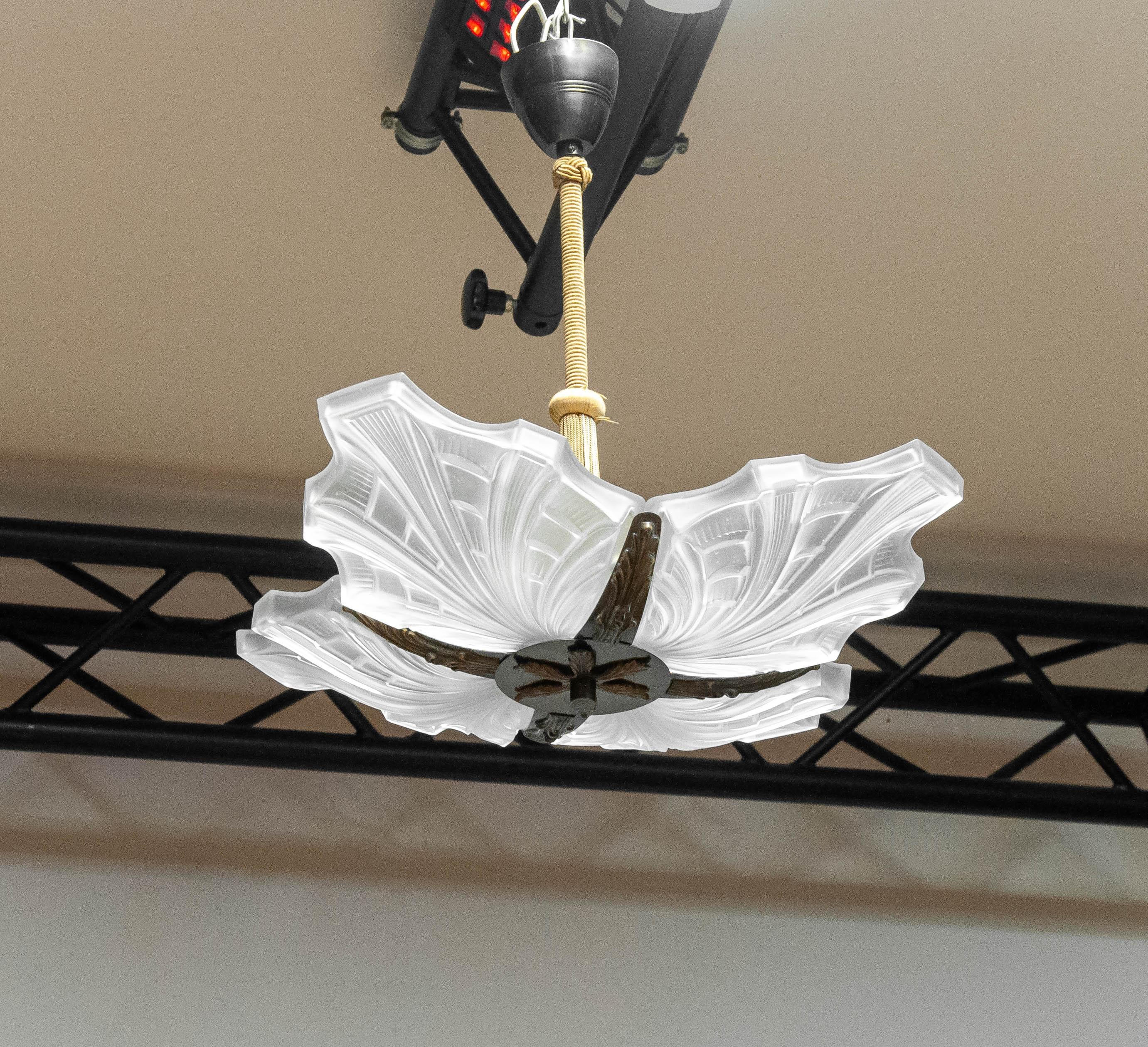 Métal Lustre à pendentif carré Art déco français des années 1920 avec verre dépoli en vente