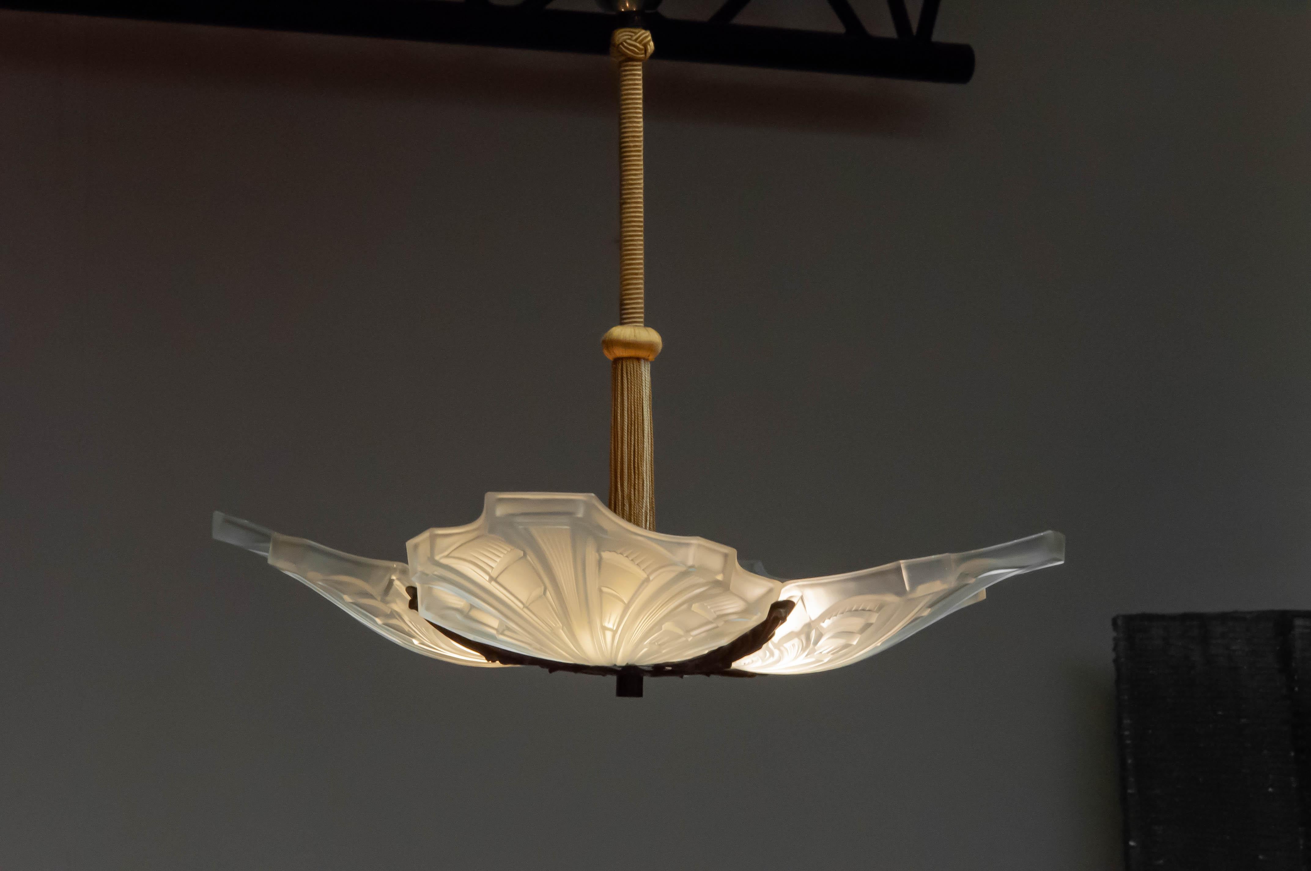 Lustre à pendentif carré Art déco français des années 1920 avec verre dépoli en vente 3