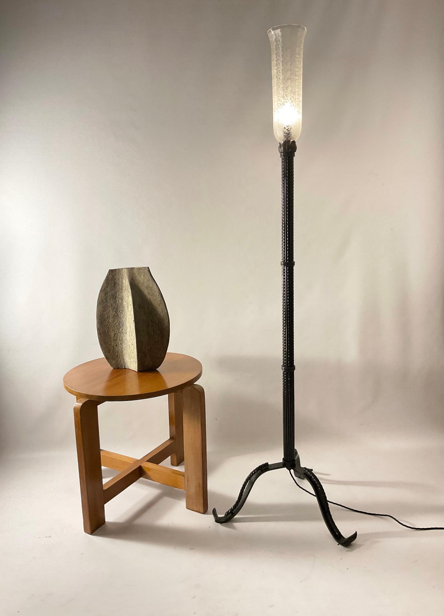 1920s French Art Deco Wrought Iron Floor Lamp with Frosted Glass Shade For Sale 4