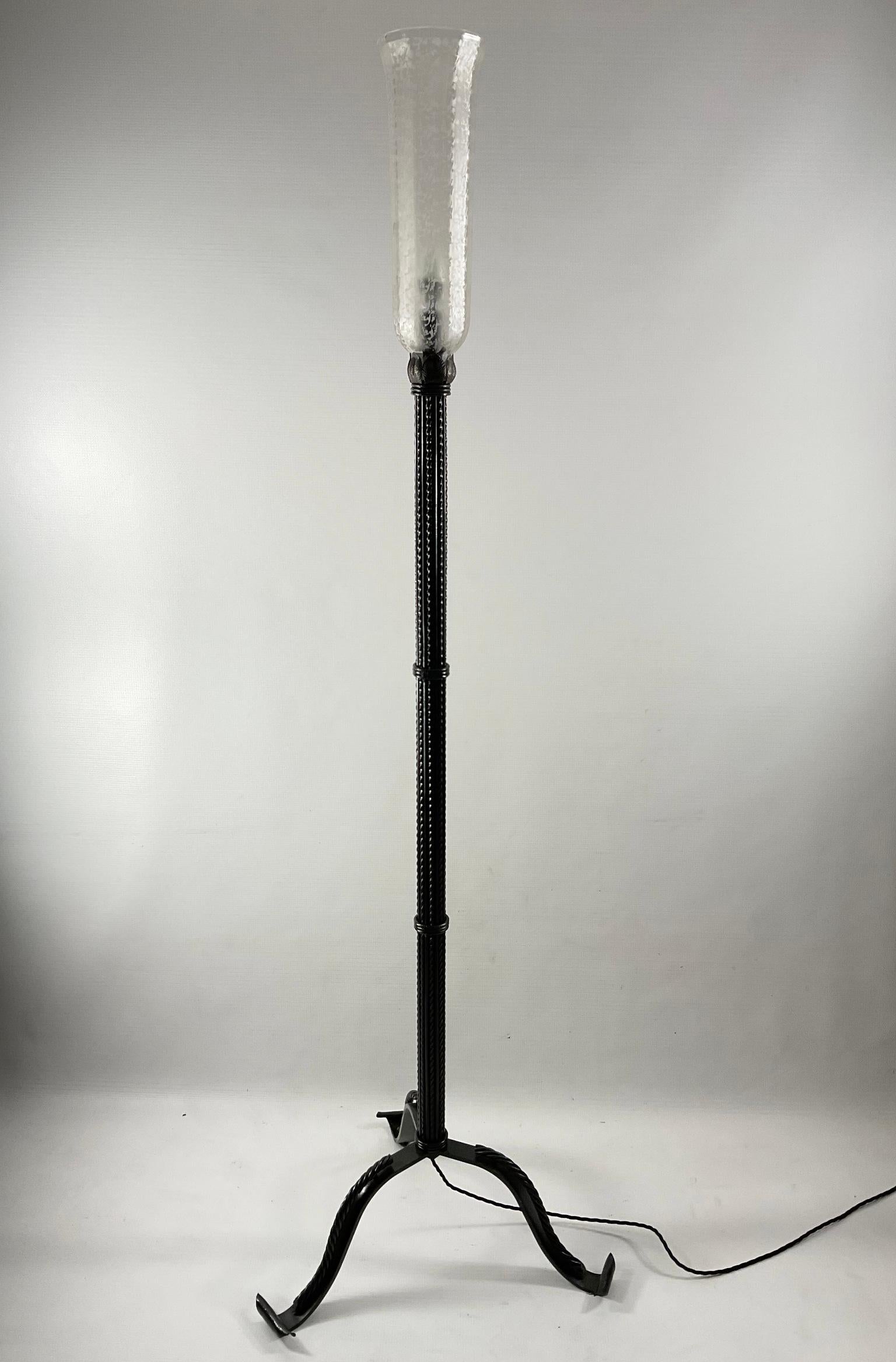 1920s French Art Deco Wrought Iron Floor Lamp with Frosted Glass Shade For Sale 5