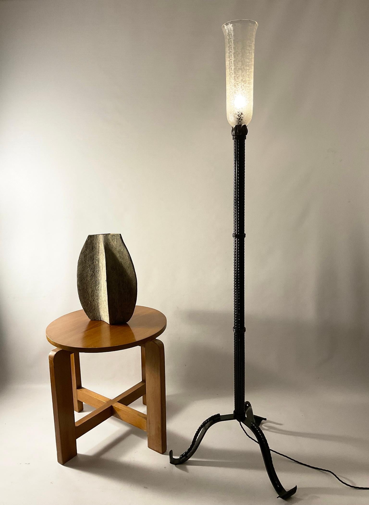 1920s French Art Deco Wrought Iron Floor Lamp with Frosted Glass Shade For Sale 6