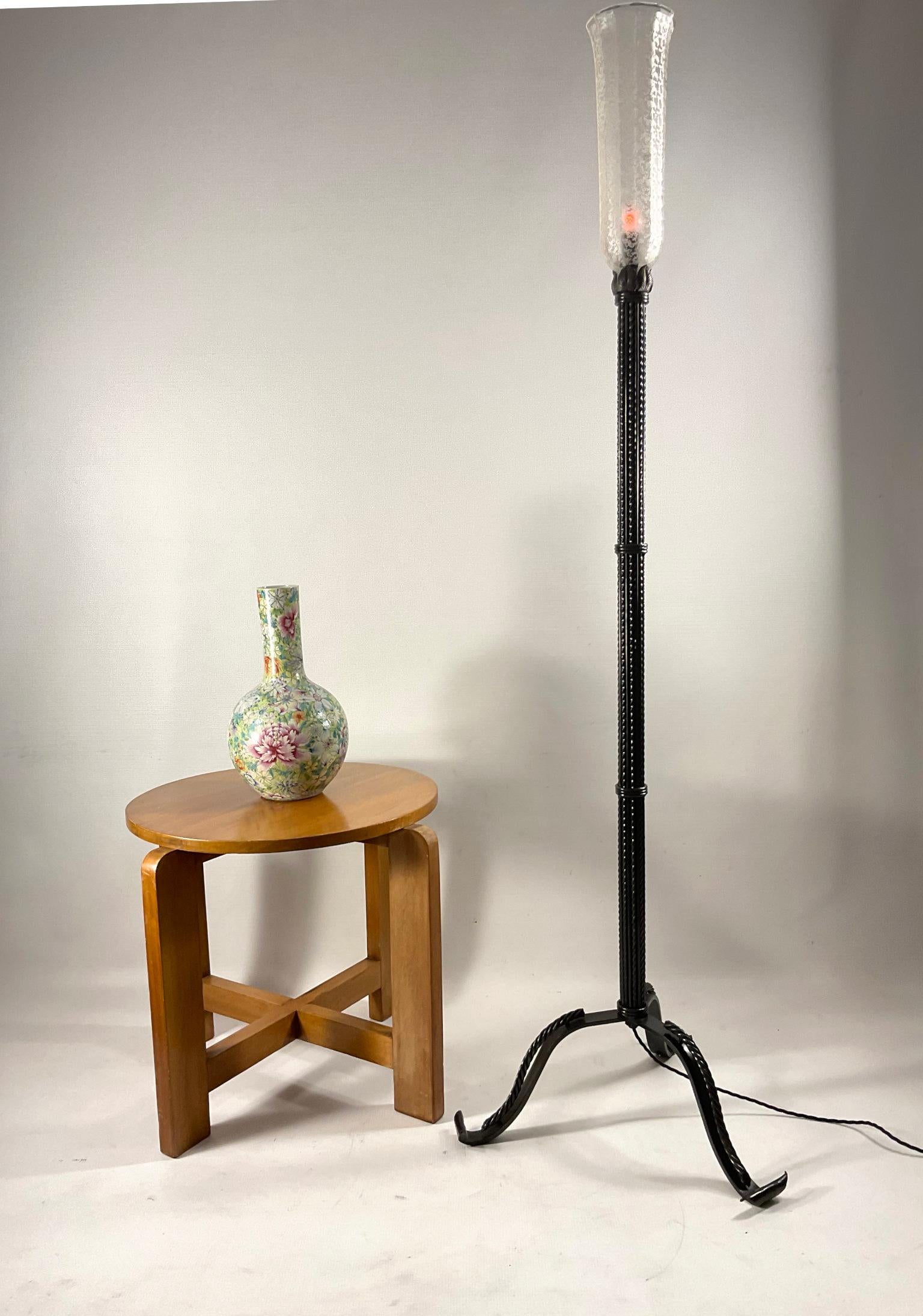 1920s French Art Deco Wrought Iron Floor Lamp with Frosted Glass Shade For Sale 7