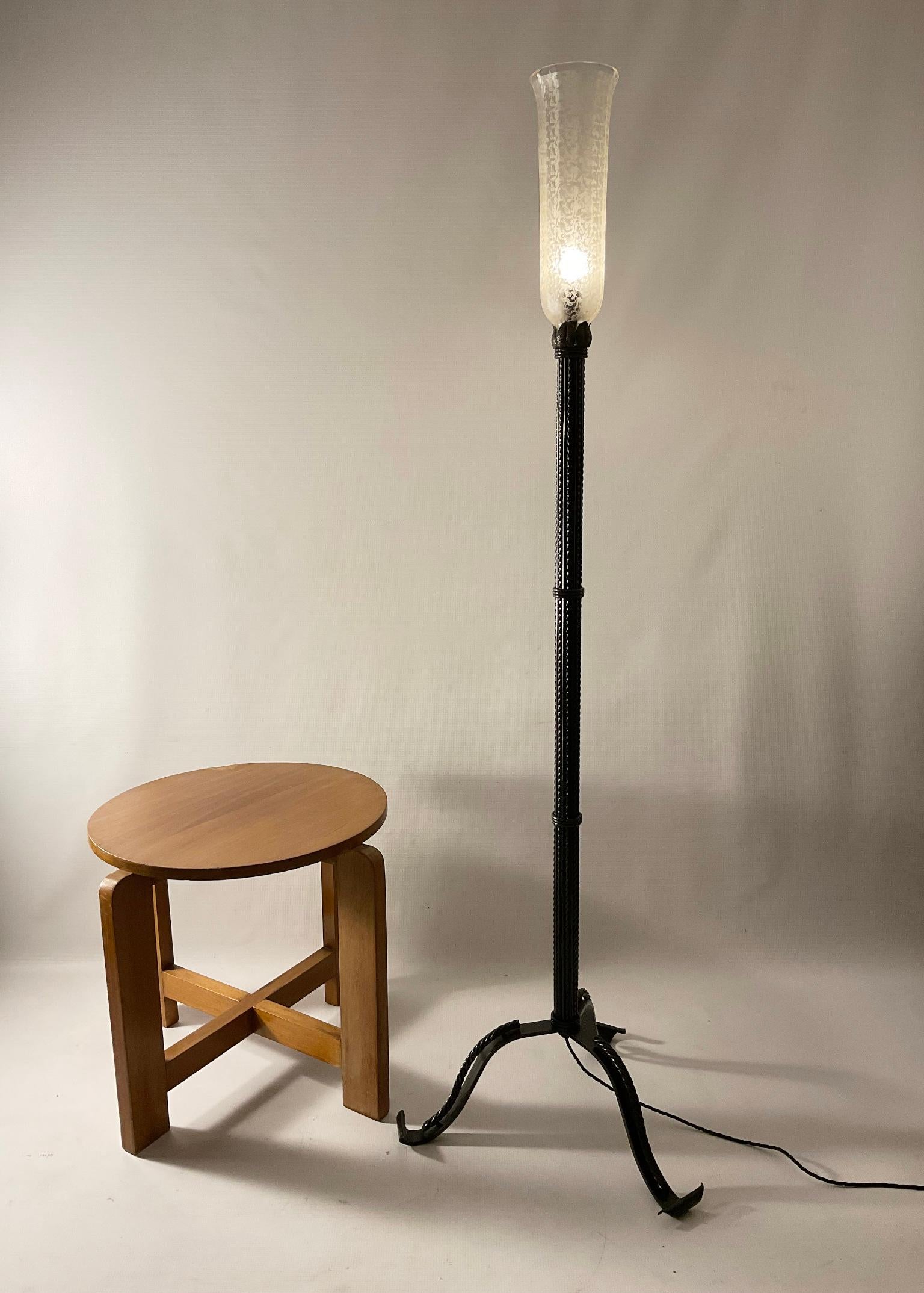 1920s French Art Deco Wrought Iron Floor Lamp with Frosted Glass Shade For Sale 9