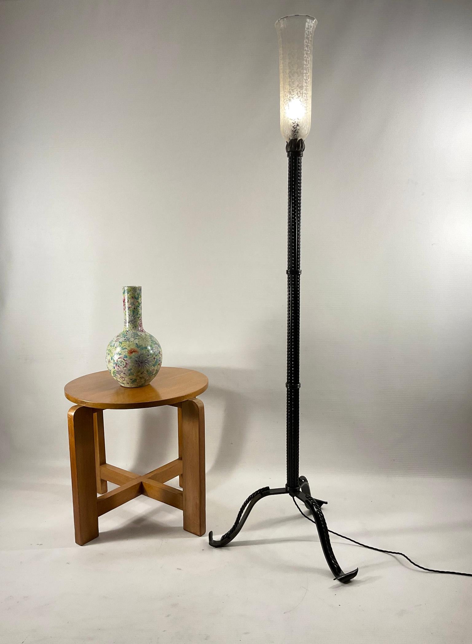 1920s French Art Deco Wrought Iron Floor Lamp with Frosted Glass Shade For Sale 11