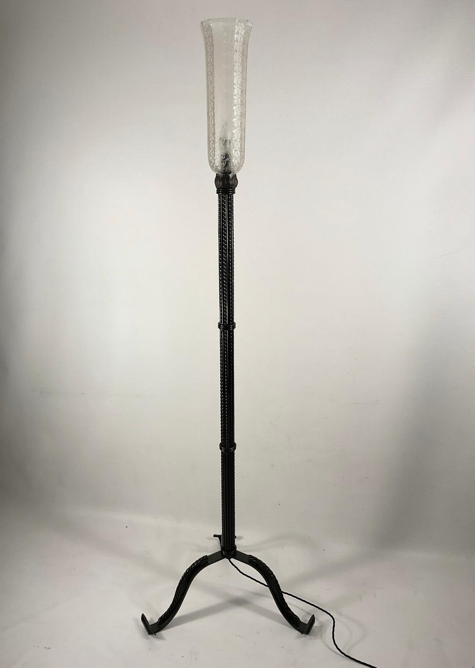 Lampadaire Art Déco français des années 1920 avec abat-jour en verre gravé.
Ce lampadaire représente un exemple de la qualité et du savoir-faire de la ferronnerie d'art française. Ce travail rappelle les grands noms et maîtres de la ferronnerie