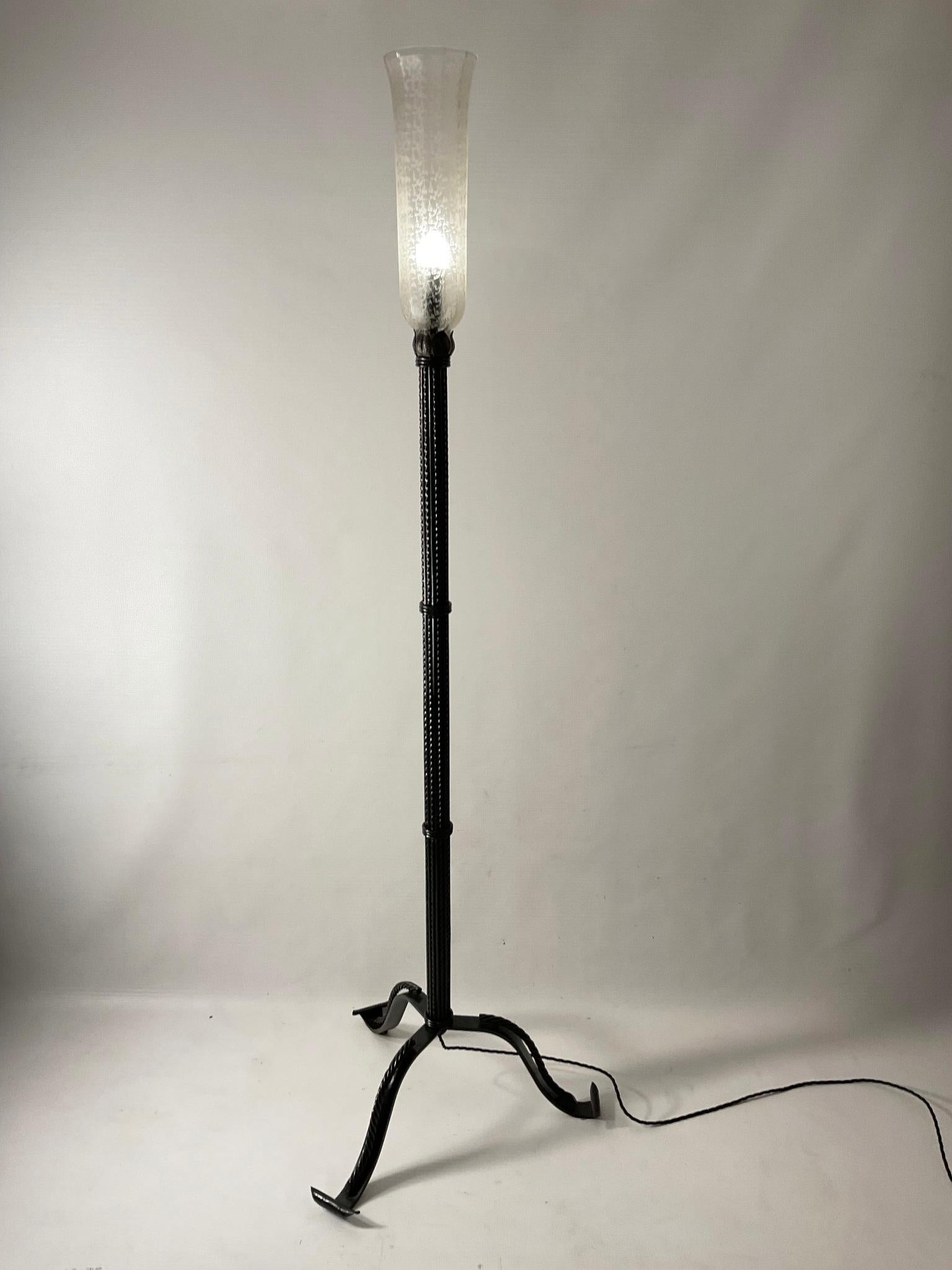Early 20th Century 1920s French Art Deco Wrought Iron Floor Lamp with Frosted Glass Shade For Sale