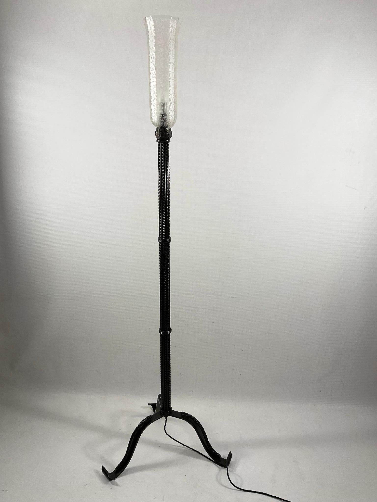 1920s French Art Deco Wrought Iron Floor Lamp with Frosted Glass Shade For Sale 1