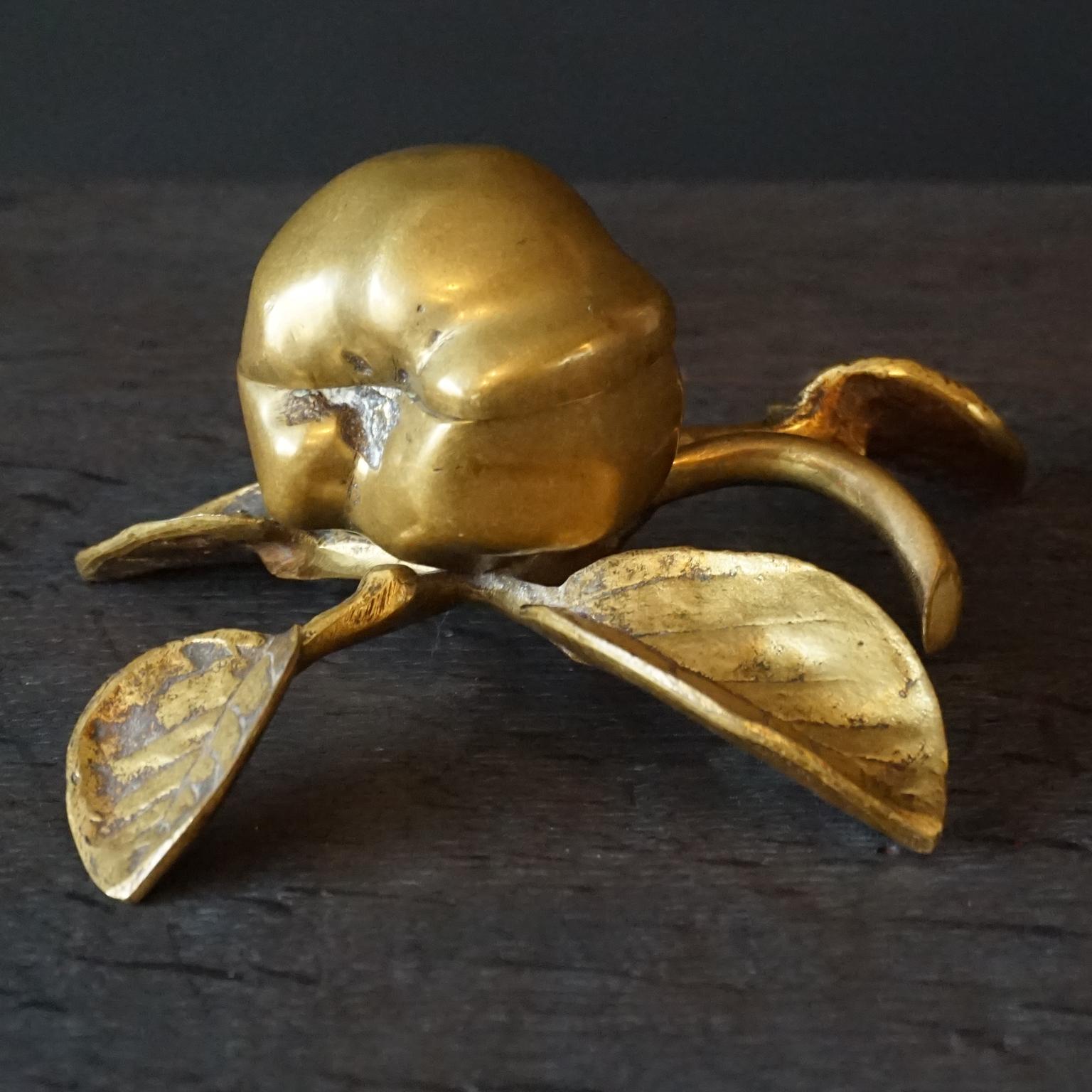 Antique hinged bronze painted and patinated apple on a twig with leaves, to keep or collect your little trinkets in.
This used to be called a bed-apple, for putting your jewellery in on your nightstand before going to bed. But evidently they also