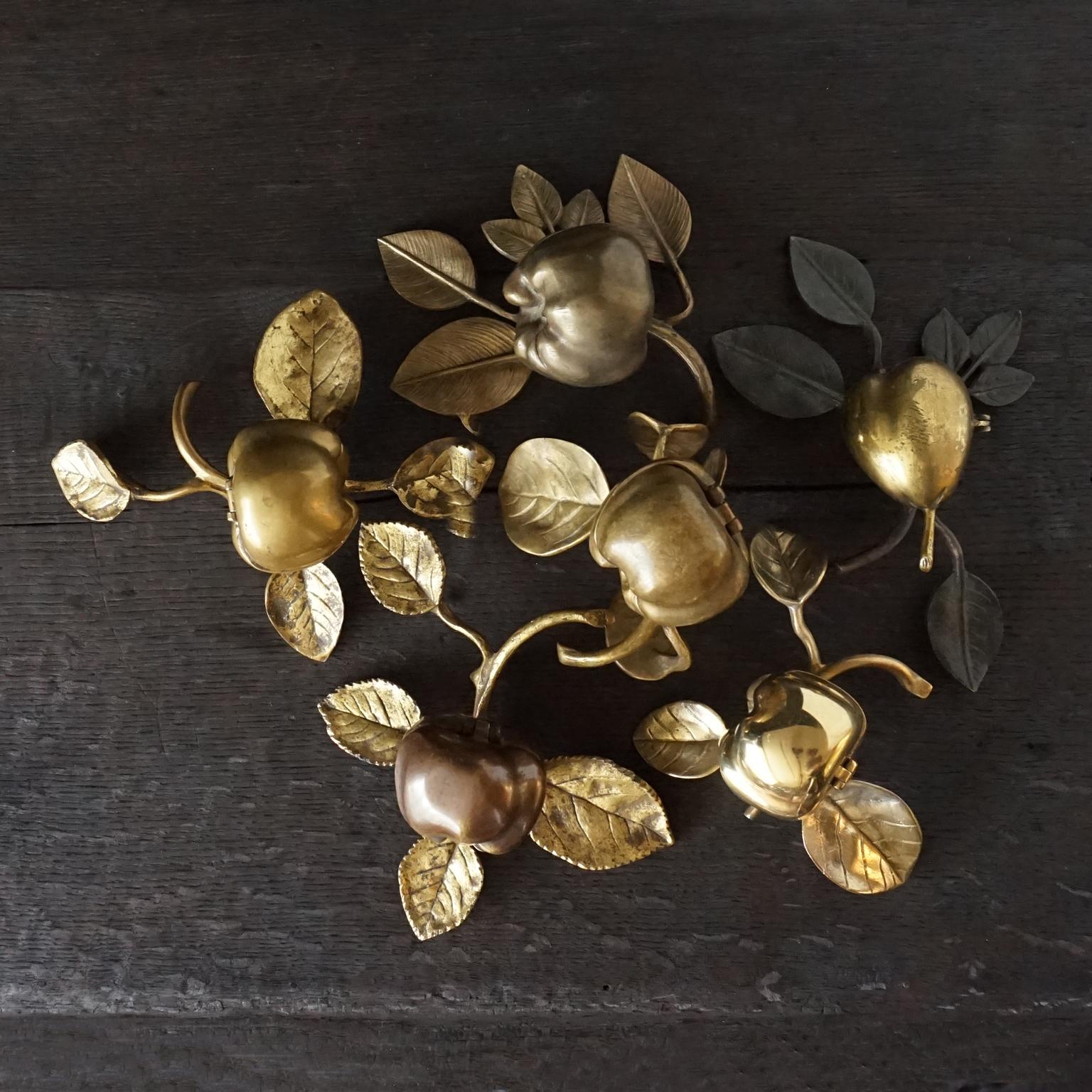Antique hinged bronze patinated apples and a pear trinket boxes on a twig with leaves, to keep or collect your little trinkets in.
They used to be called bed-apple or bed-pear, and they were used for putting your jewellery in on your nightstand