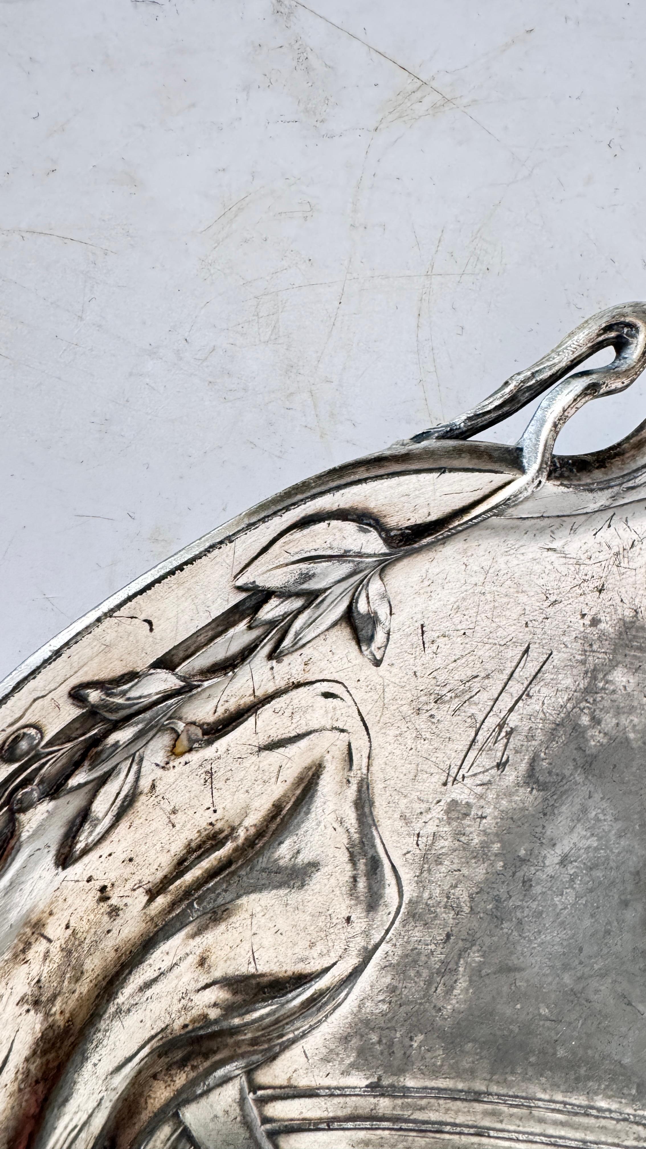 Donna reclinabile in stile Art Nouveau francese degli anni '20 in metallo argentato in vendita 4