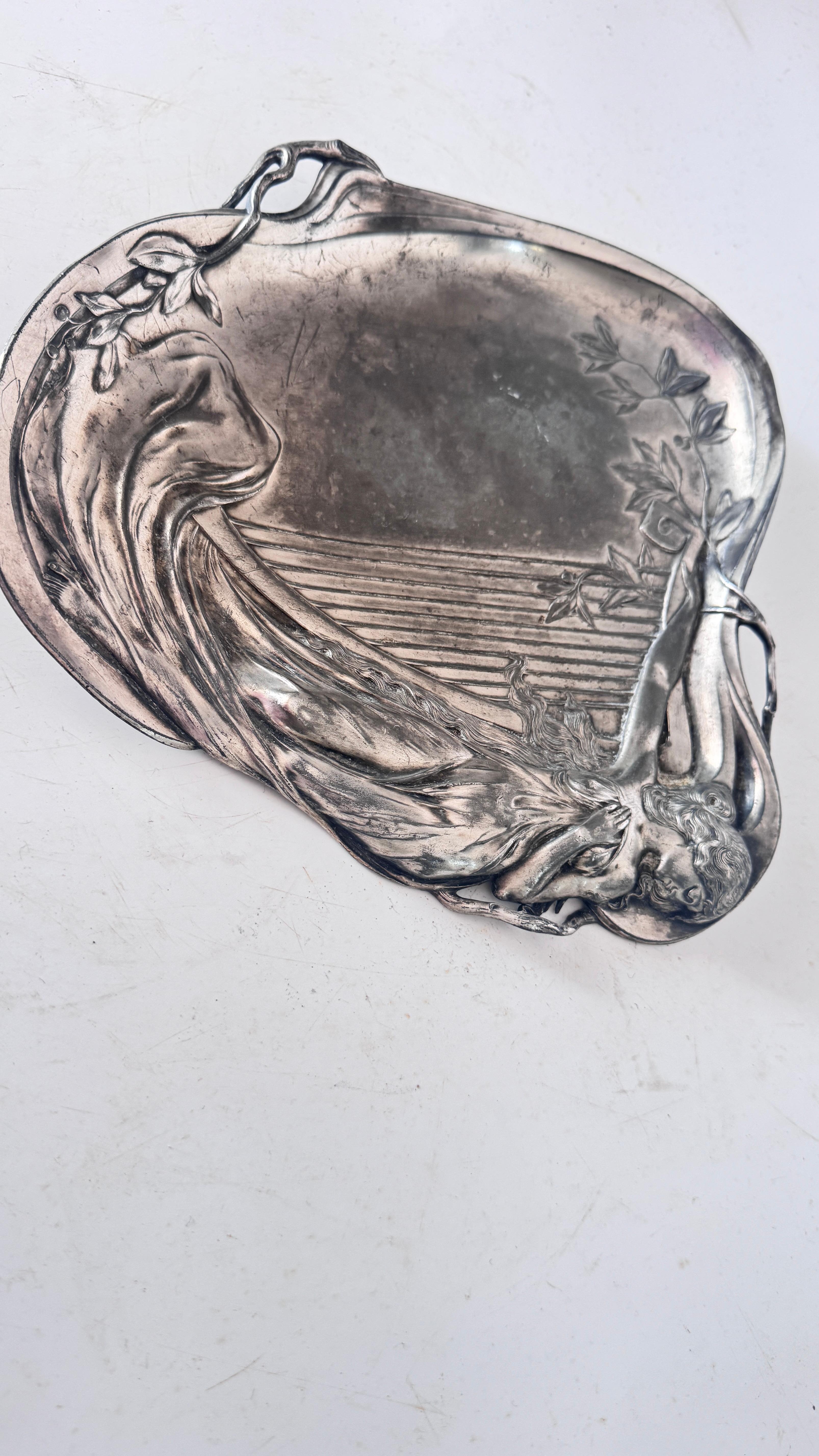 Argentato Donna reclinabile in stile Art Nouveau francese degli anni '20 in metallo argentato in vendita