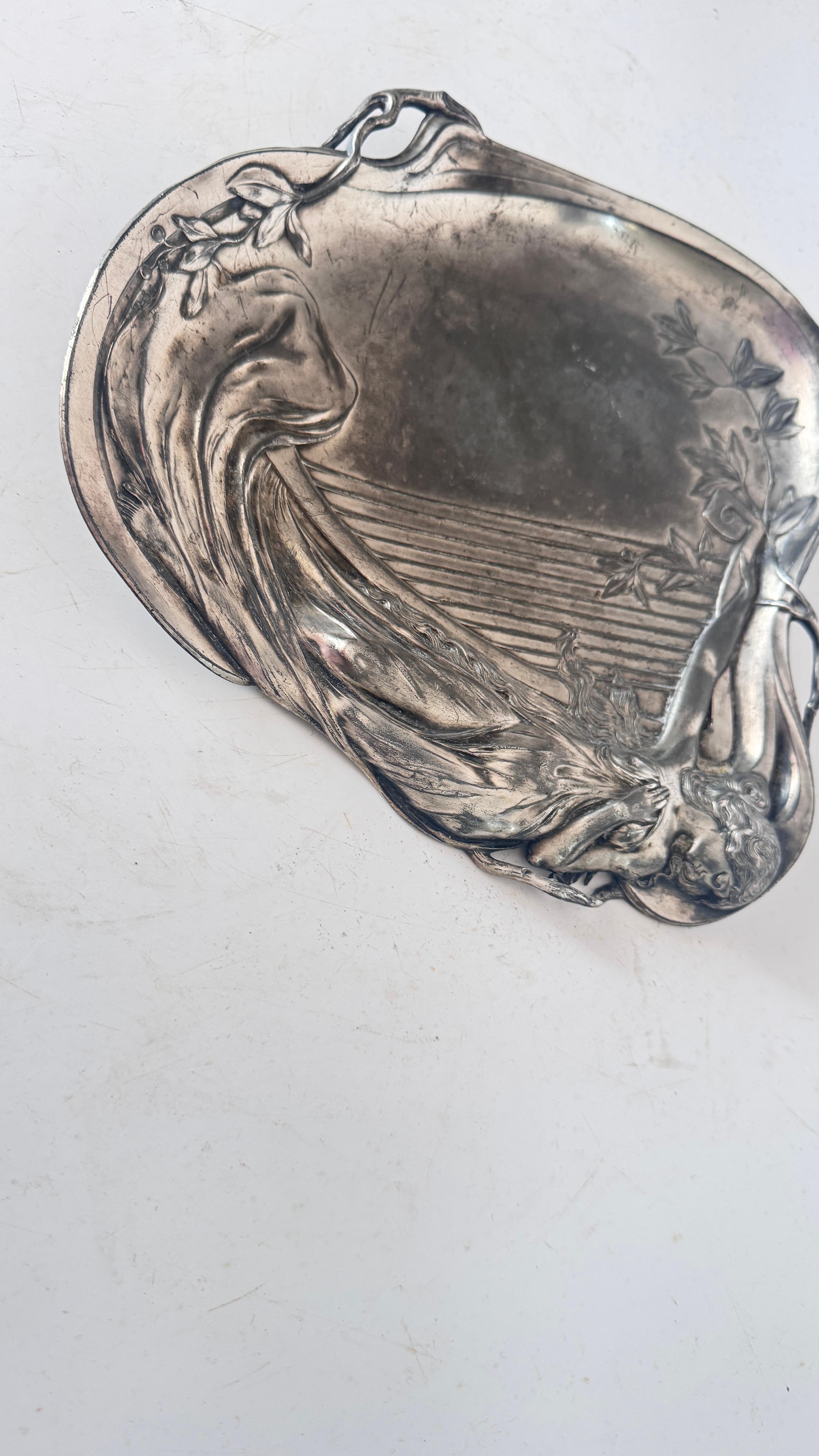 Donna reclinabile in stile Art Nouveau francese degli anni '20 in metallo argentato In condizioni discrete in vendita a Auribeau sur Siagne, FR