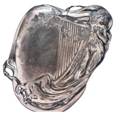 Vide-Poche française Art Nouveau des années 1920 en métal argenté représentant une femme allongée