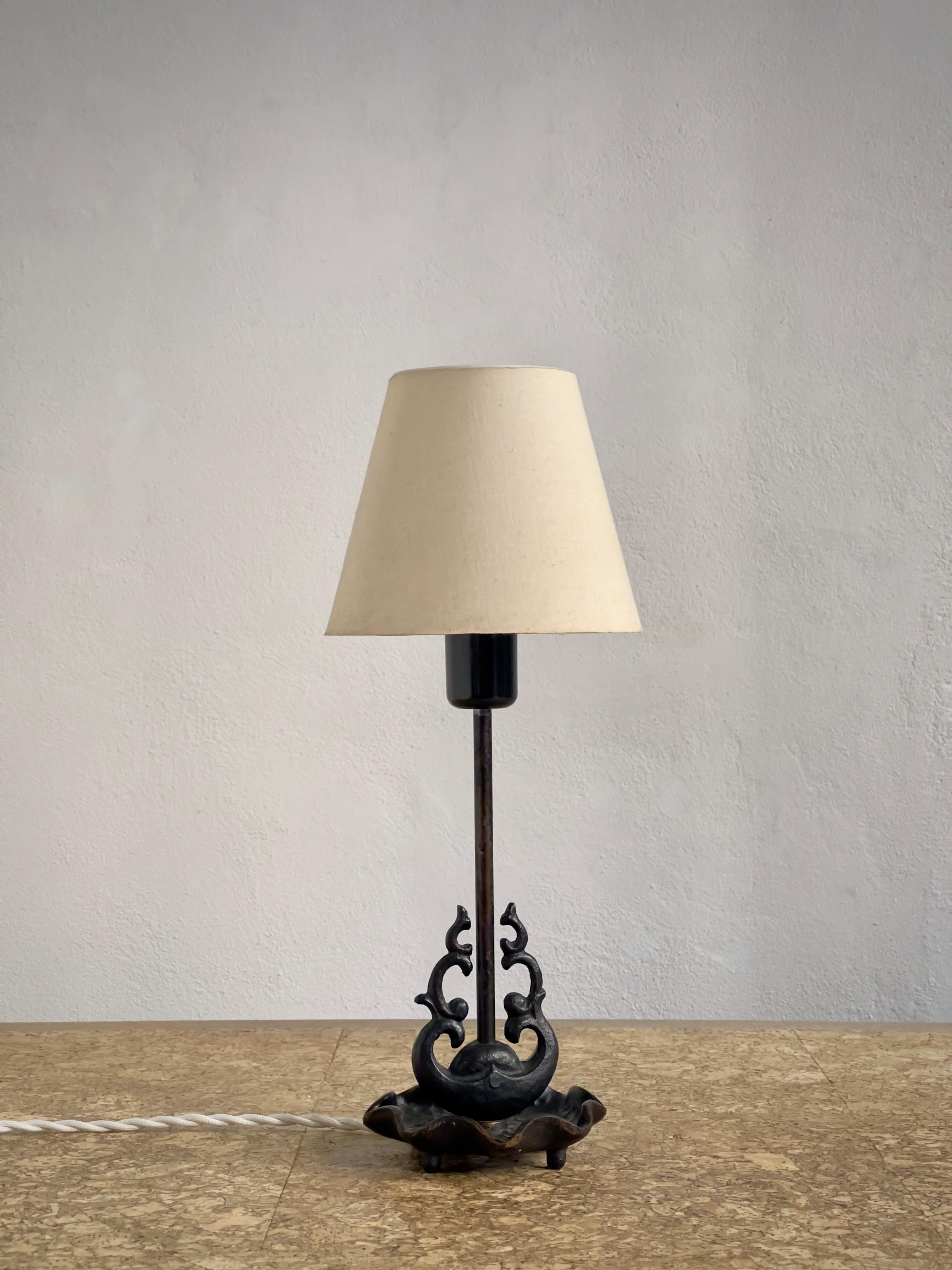 French 1920s french Art Nouveau table lamp in patinated black cast bronze, linen shade. For Sale
