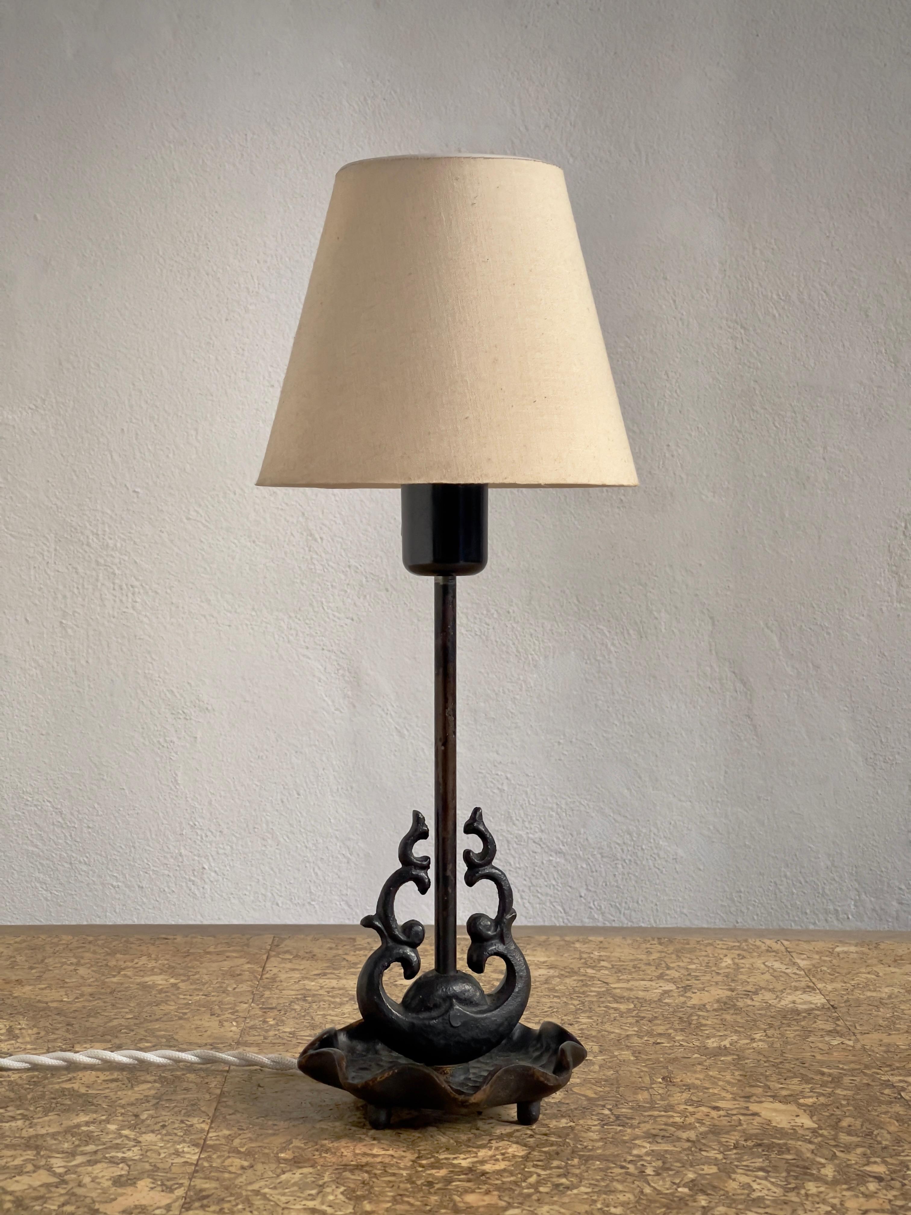 Cast 1920s french Art Nouveau table lamp in patinated black cast bronze, linen shade. For Sale