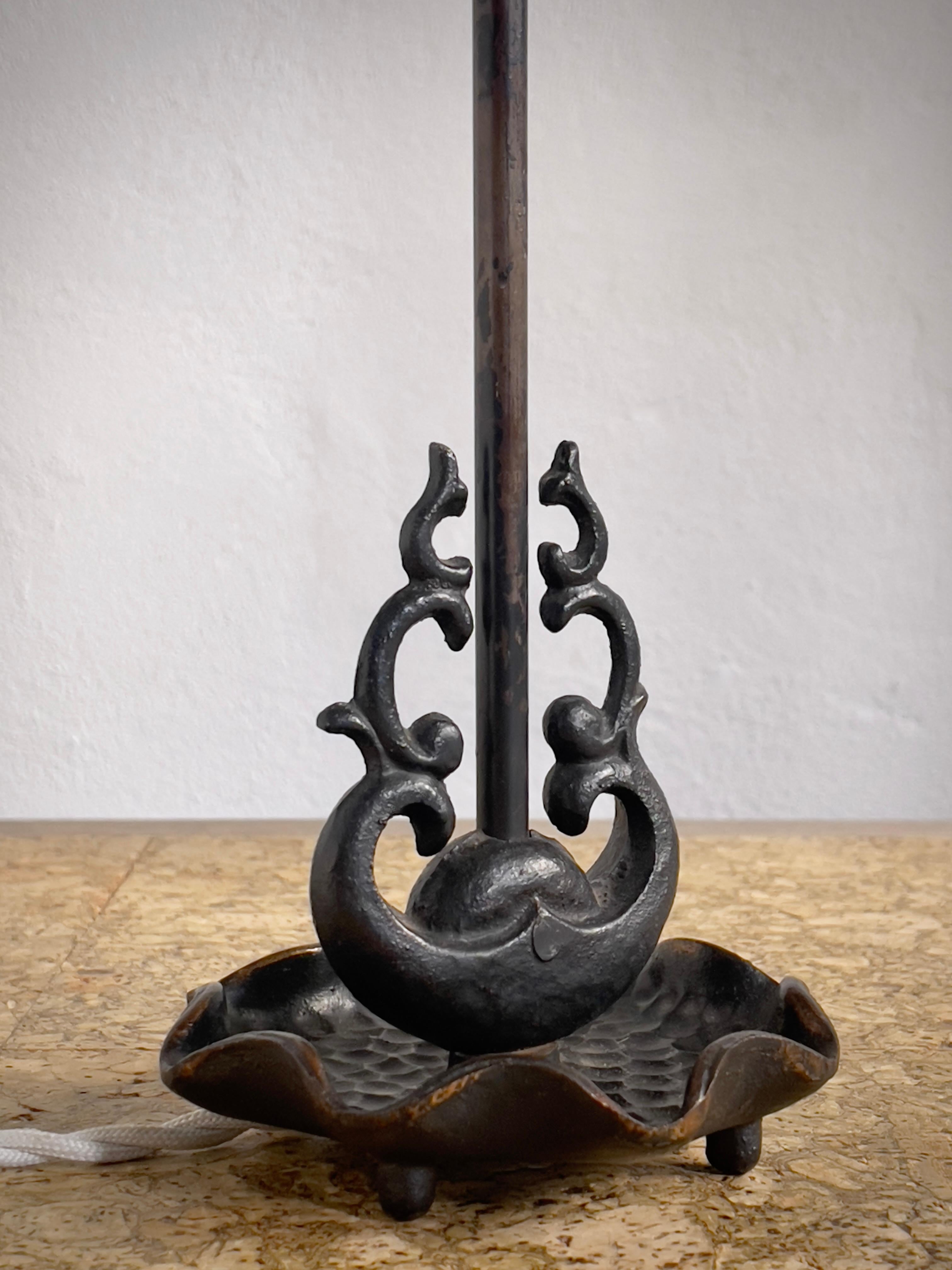 1920s french Art Nouveau table lamp in patinated black cast bronze, linen shade. In Good Condition For Sale In København K, 84