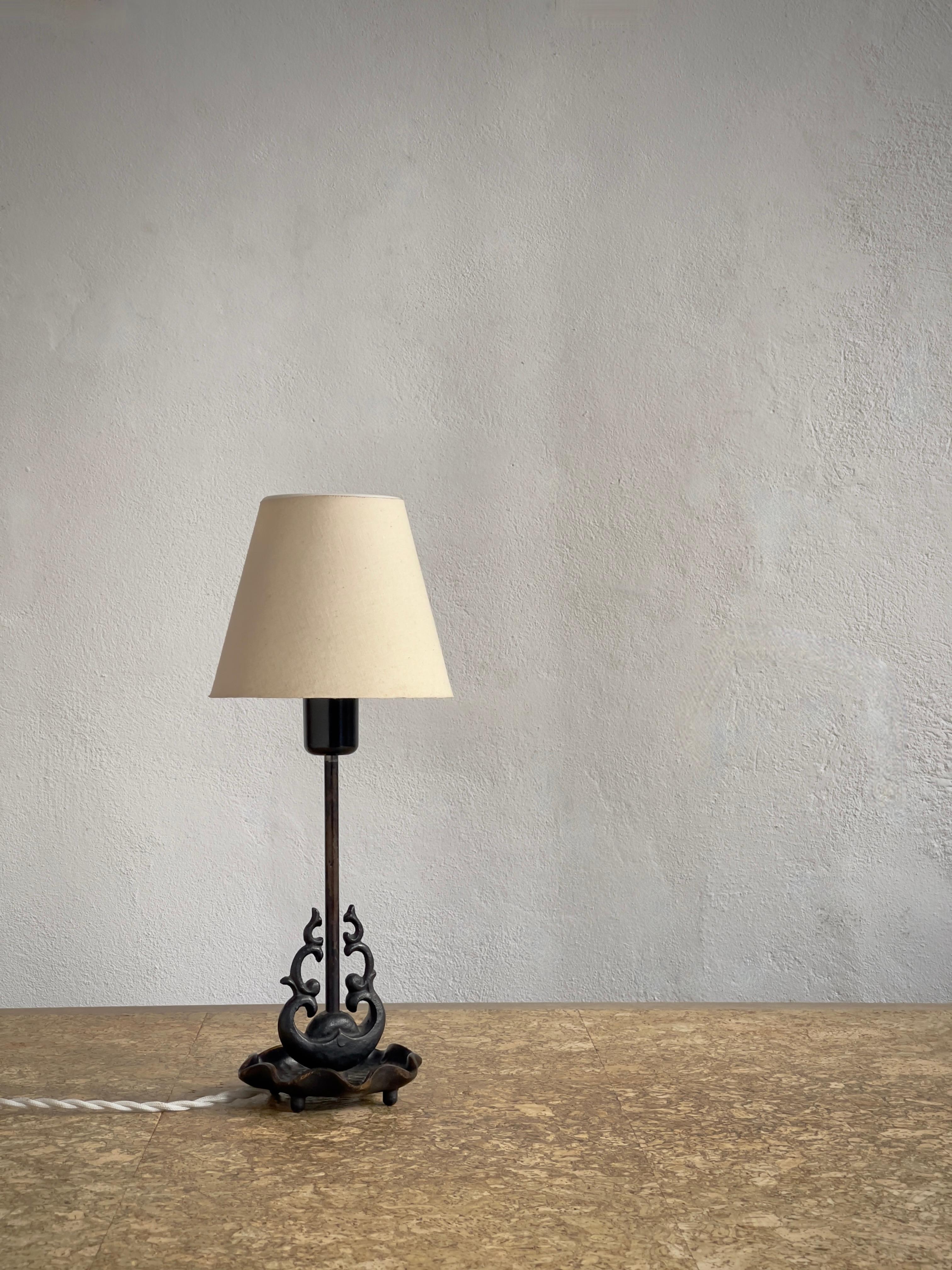 Early 20th Century 1920s french Art Nouveau table lamp in patinated black cast bronze, linen shade. For Sale