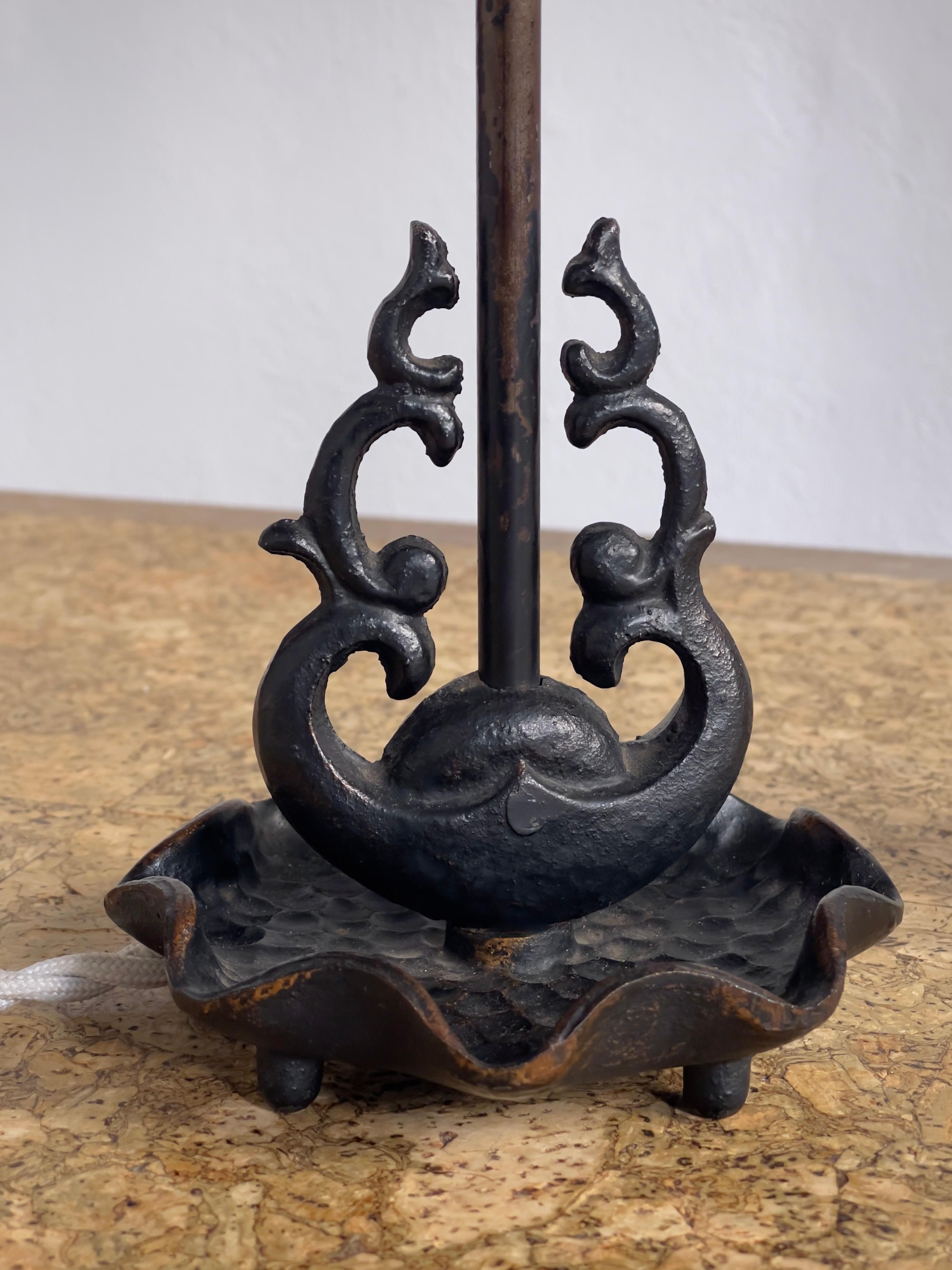Bronze 1920s french Art Nouveau table lamp in patinated black cast bronze, linen shade. For Sale